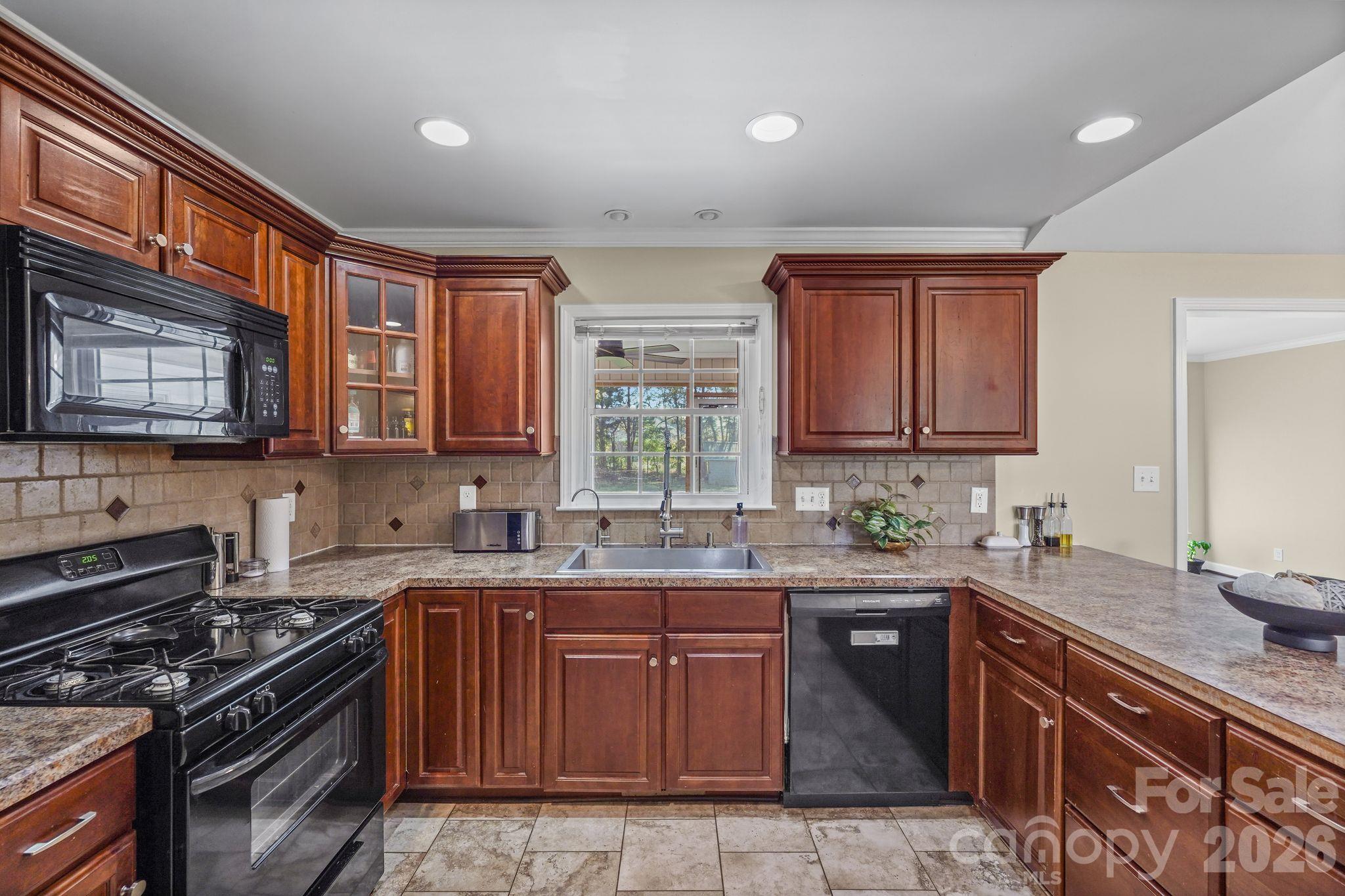 Single Family Residence at 380 Stratford Road, Lexington, photo 9 of 29