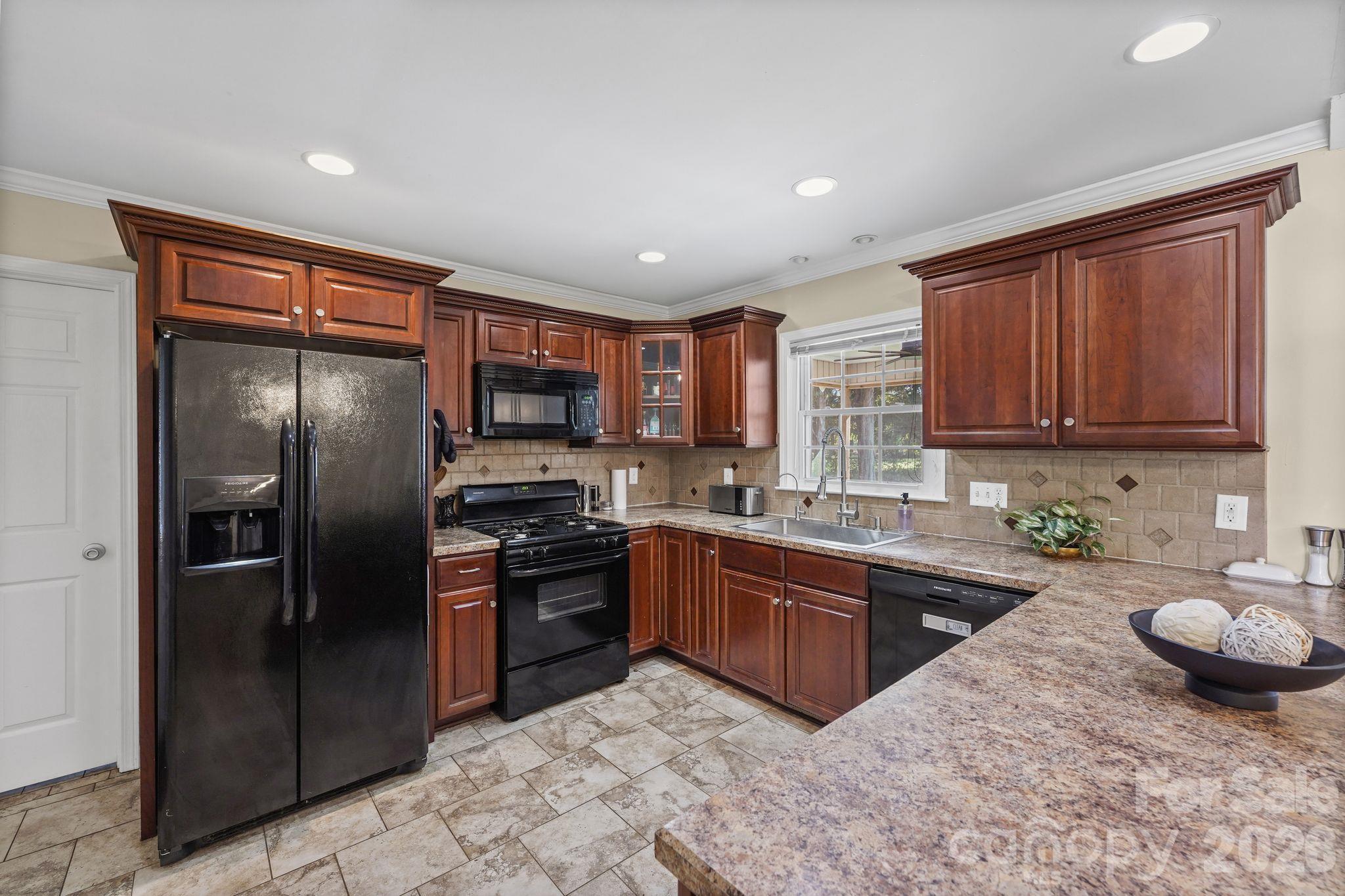 Single Family Residence at 380 Stratford Road, Lexington, photo 10 of 29