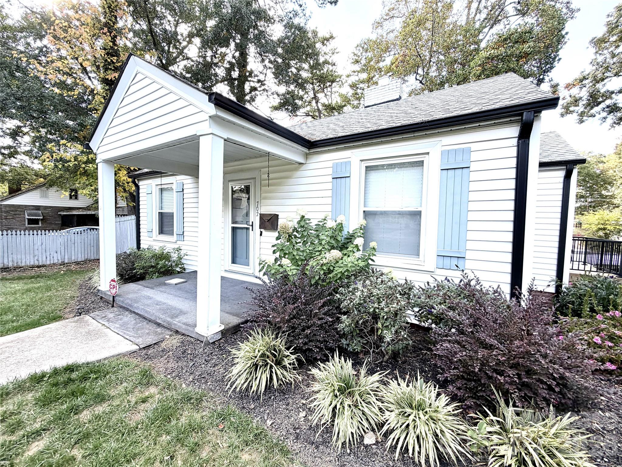 Single Family Residence at 702 McKnight Street, Belmont, photo 2 of 20