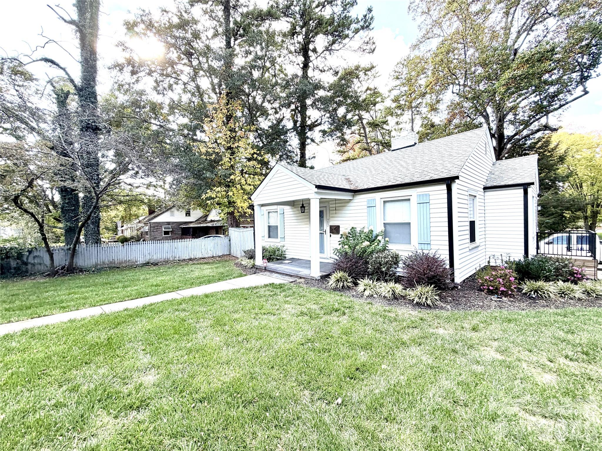 Single Family Residence at 702 McKnight Street, Belmont, photo 3 of 20