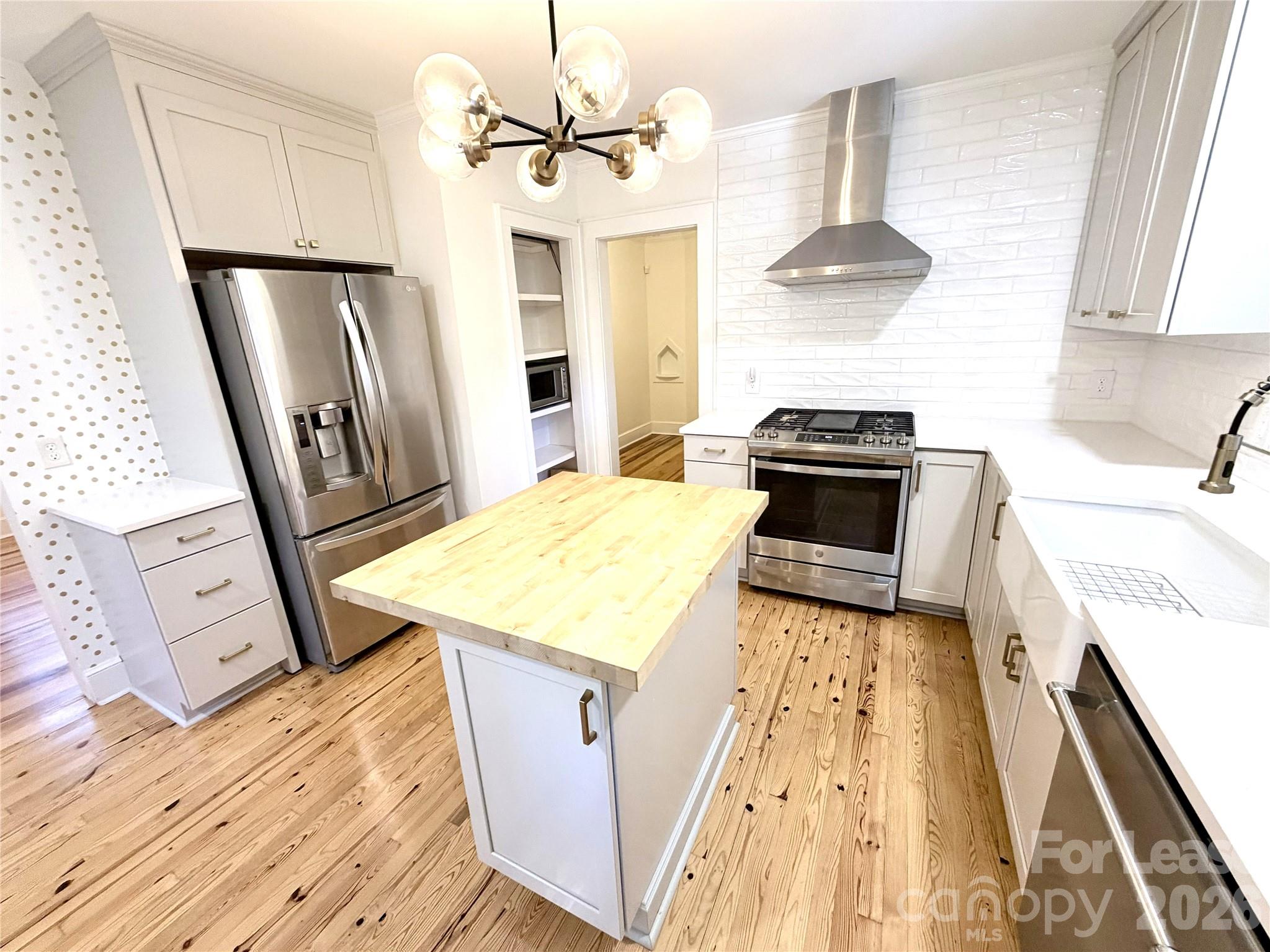 Single Family Residence at 702 McKnight Street, Belmont, photo 6 of 20