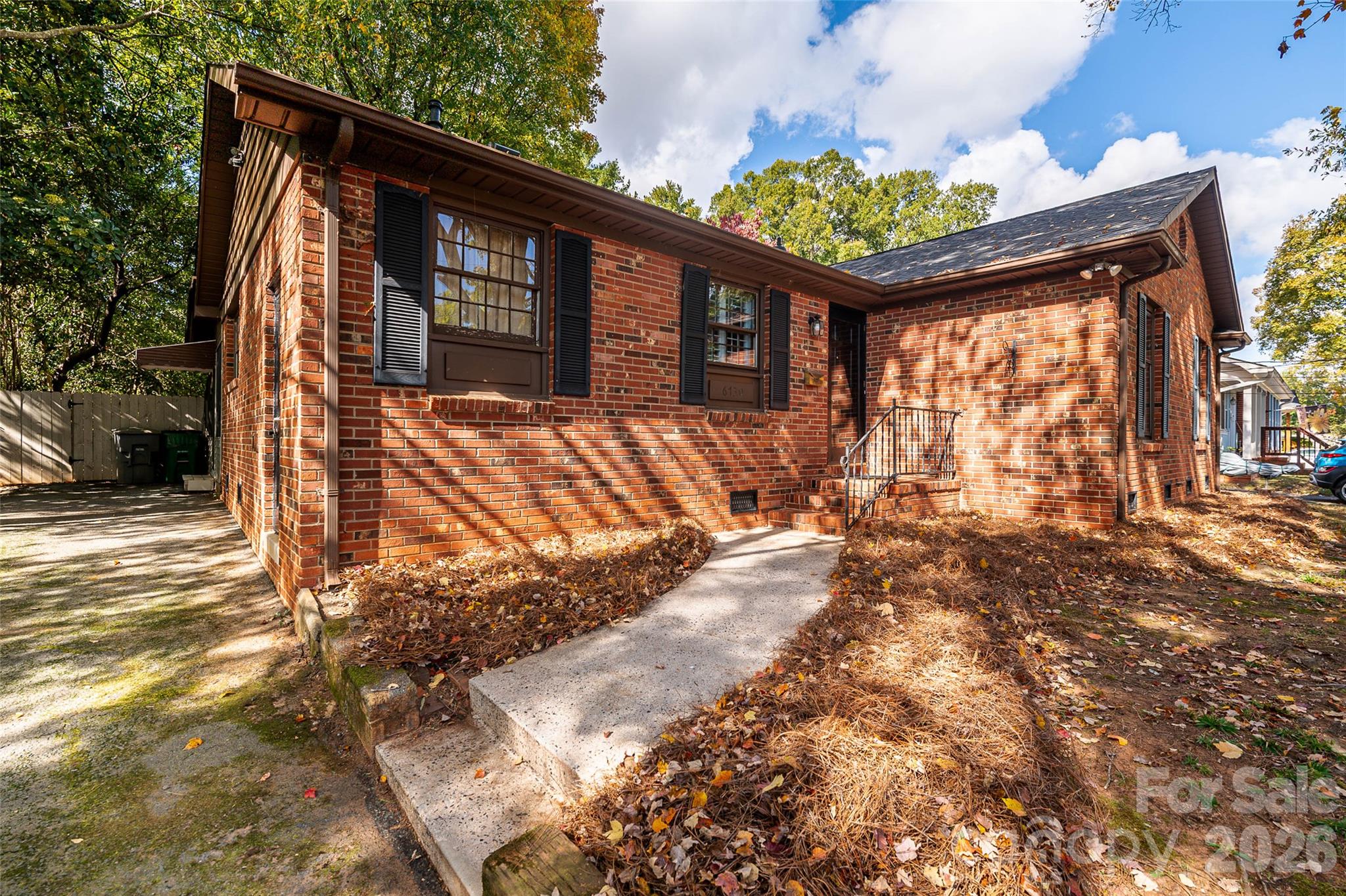 Single Family Residence at 6730 Brookcrest Drive, Charlotte, photo 2 of 29