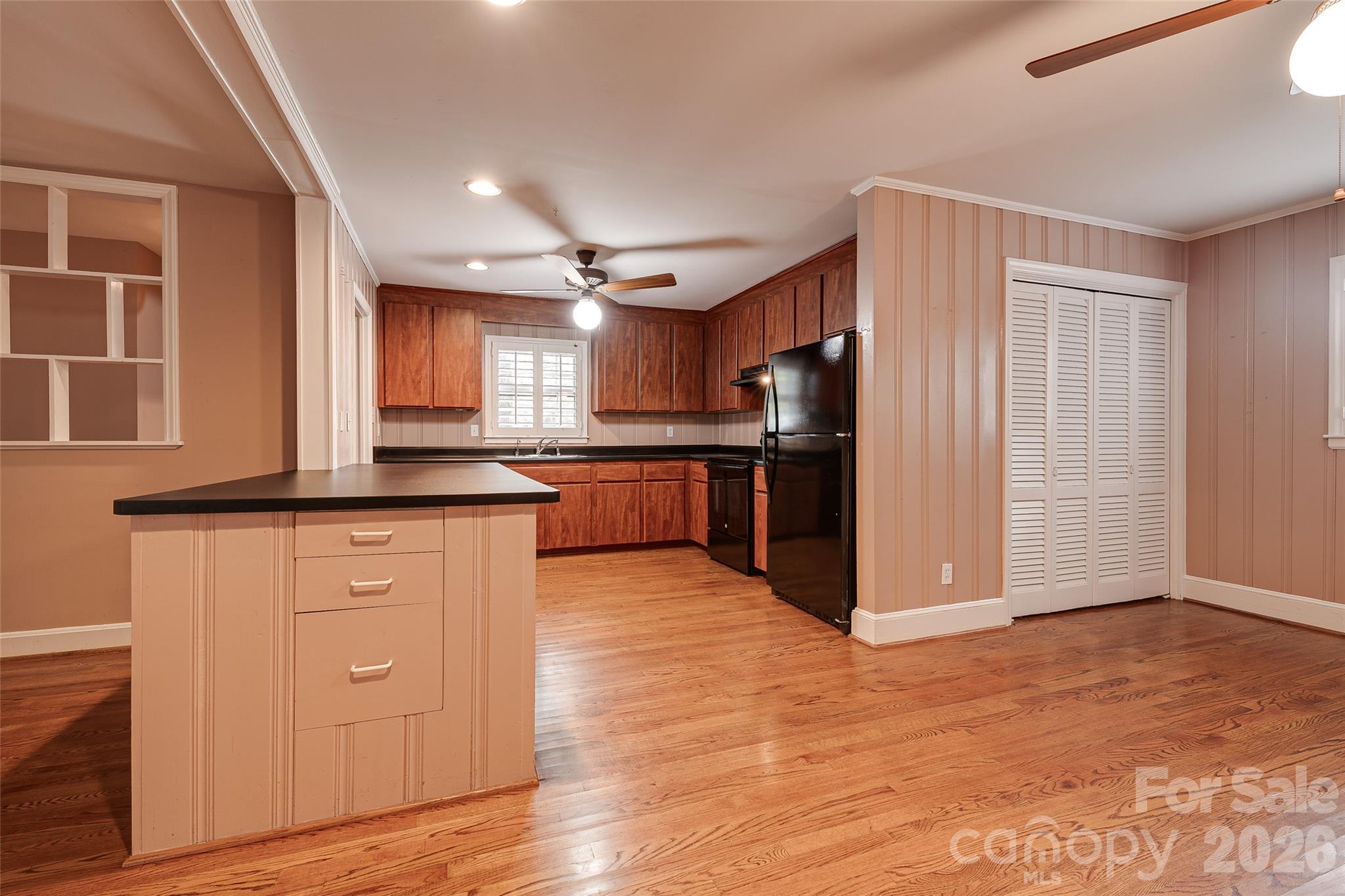 Single Family Residence at 6730 Brookcrest Drive, Charlotte, photo 4 of 29