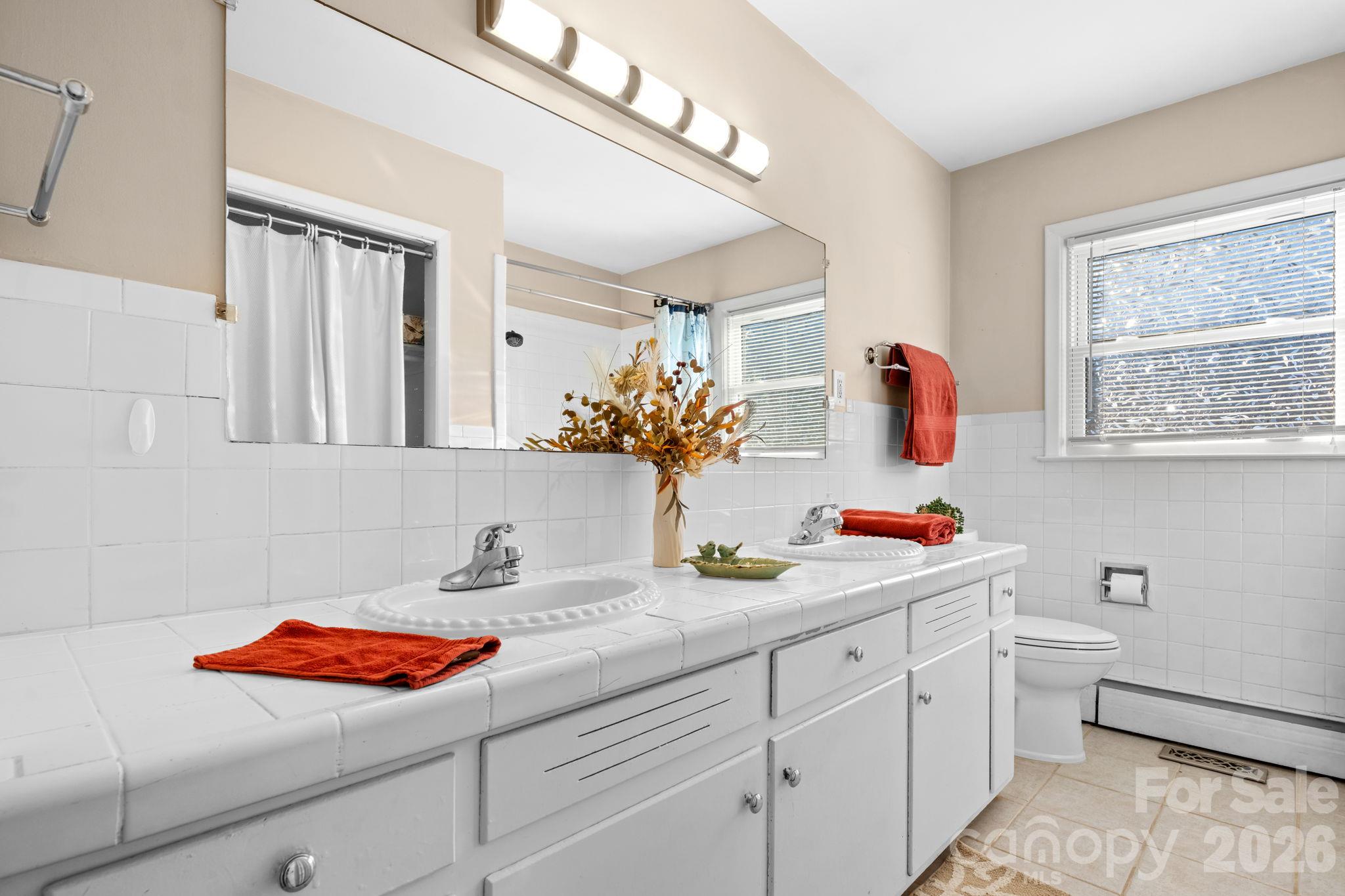 Guest Bath - 118 Whitley Road, Morganton