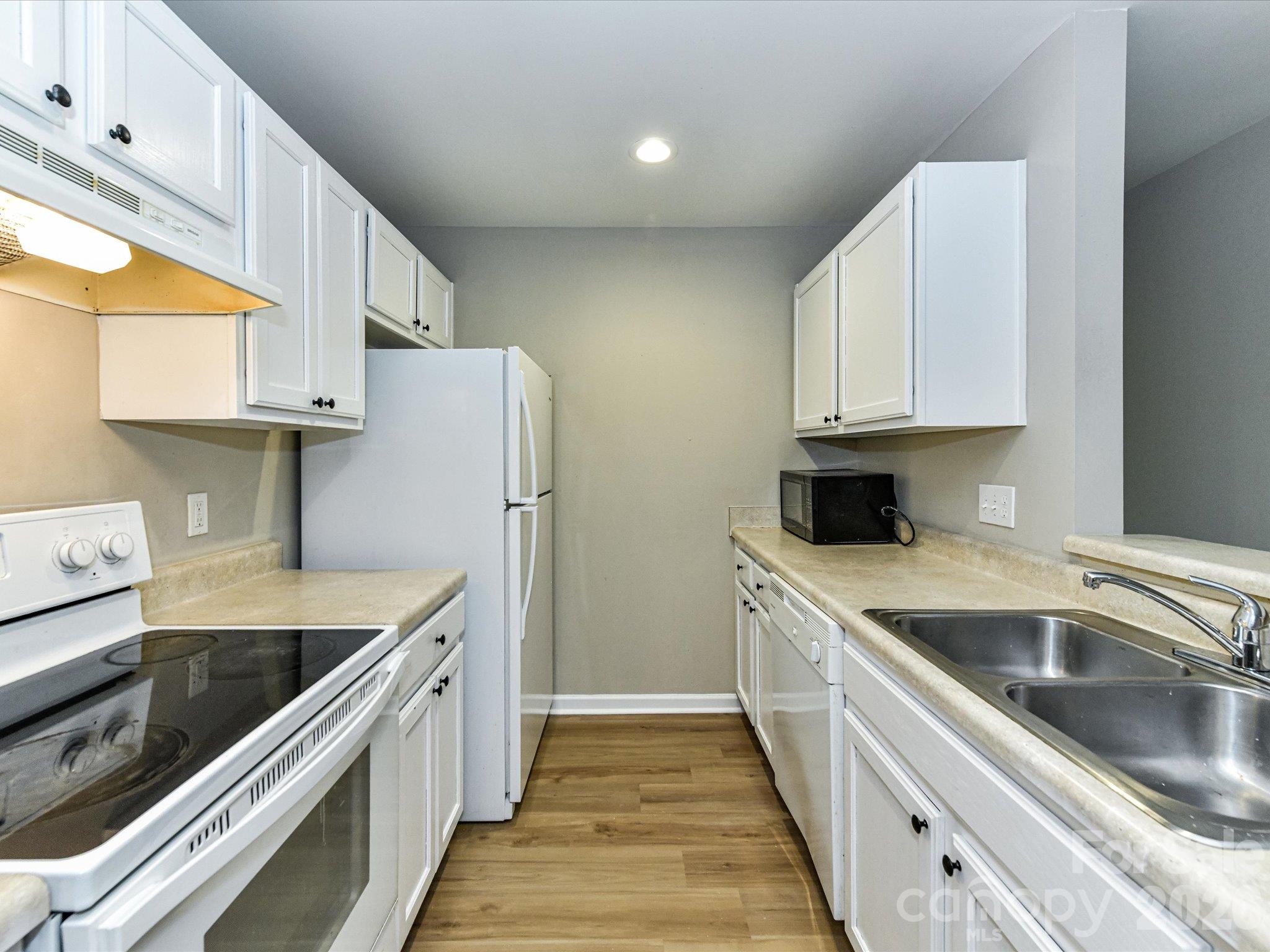 Condominium at 8020 Tremaine Court, Charlotte, photo 12 of 30
