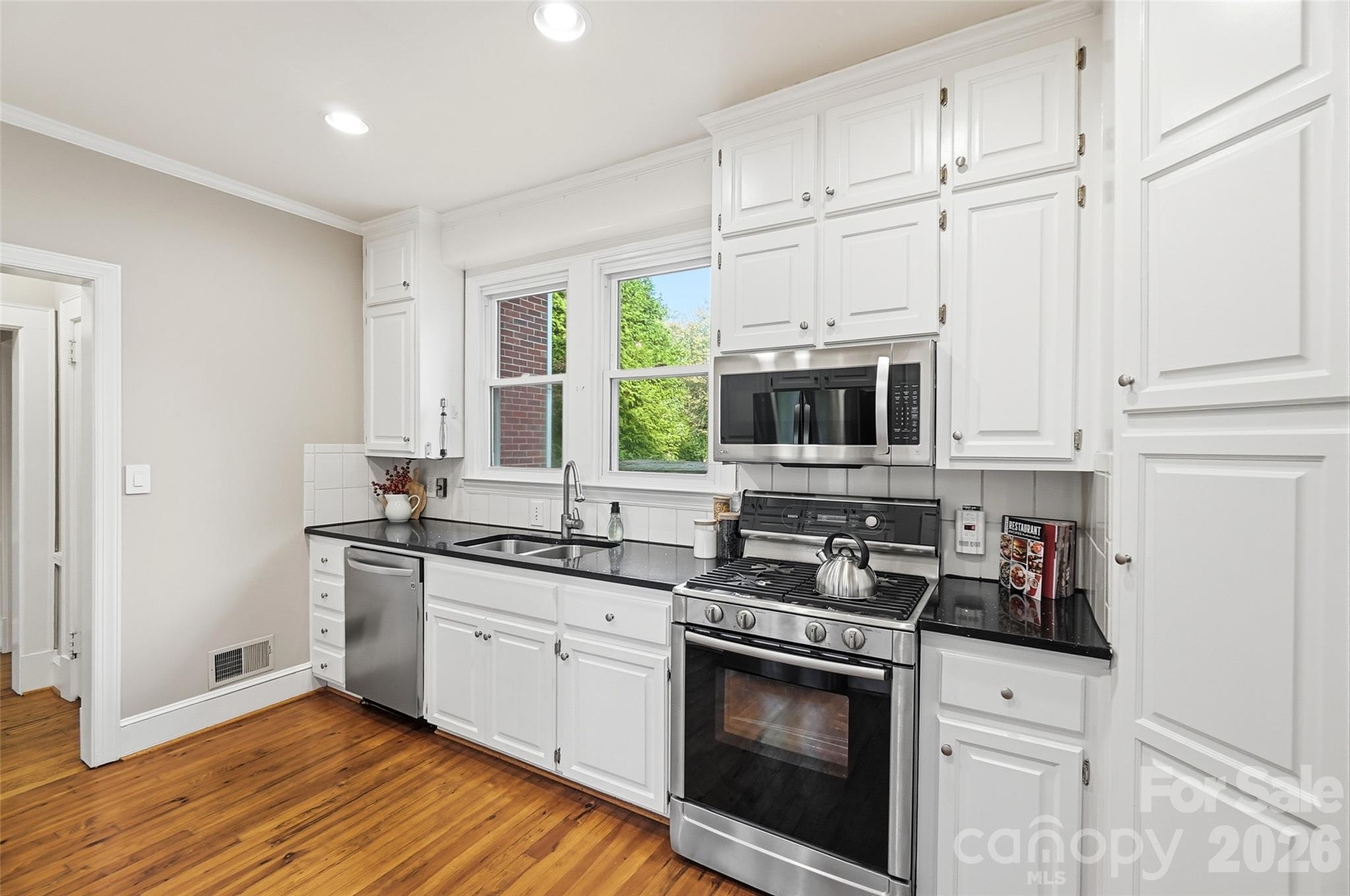 Single Family Residence at 15 Circle Drive, Belmont, photo 13 of 48