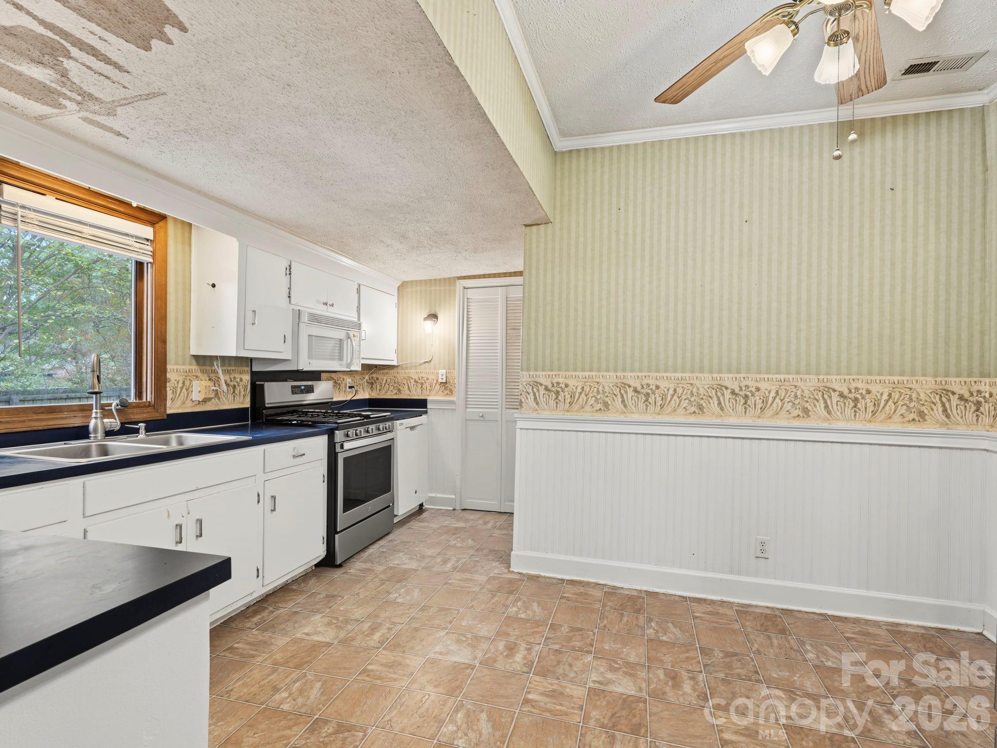 Single Family Residence at 548 Sunnyside Drive SE, Concord, photo 7 of 36