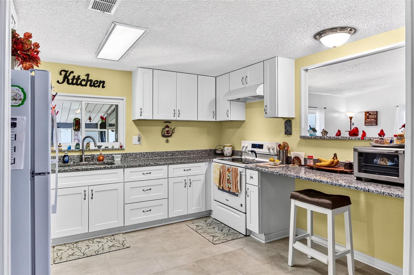 Manufactured Home at 4930 COLONNADES CIR E, LAKELAND, photo 13 of 45