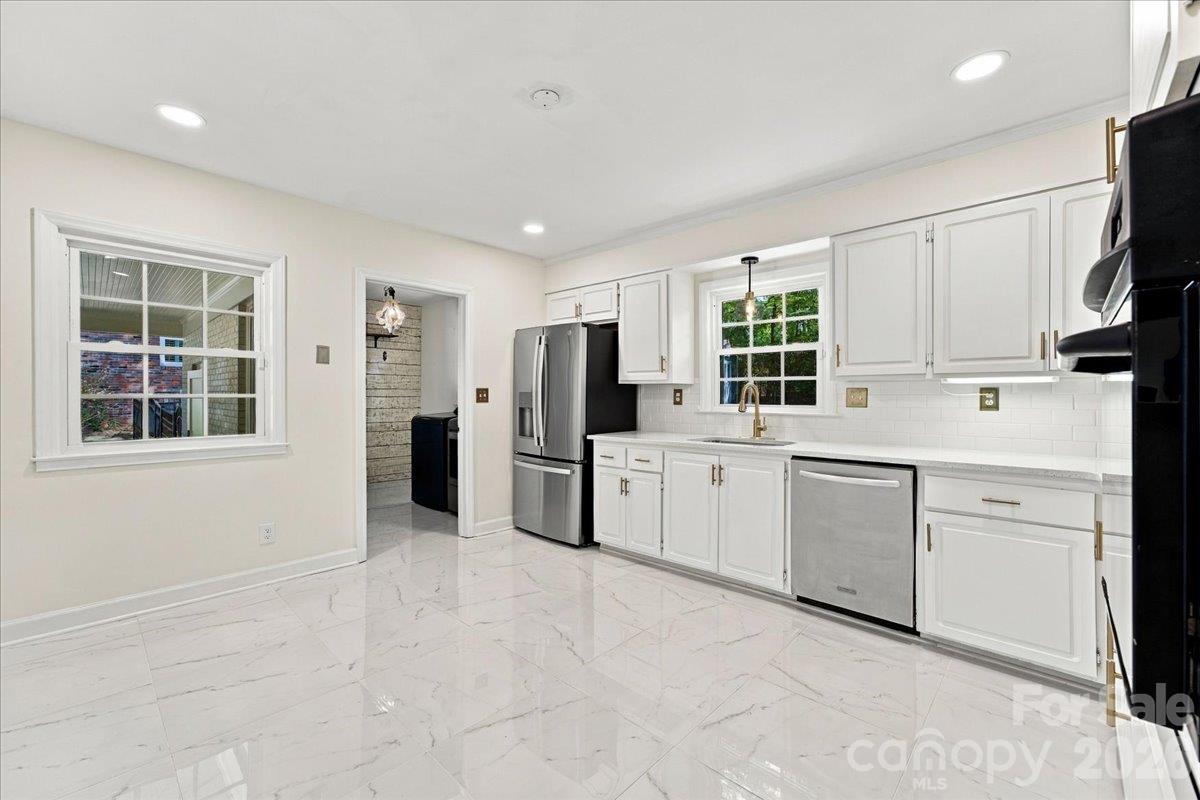 Single Family Residence at 1312 Redcoat Drive, Charlotte, photo 4 of 45