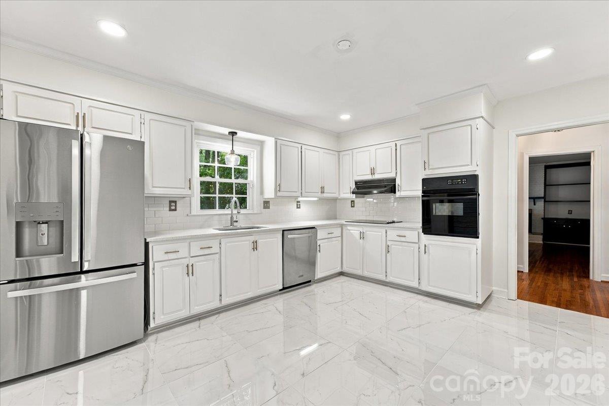 Single Family Residence at 1312 Redcoat Drive, Charlotte, photo 6 of 45