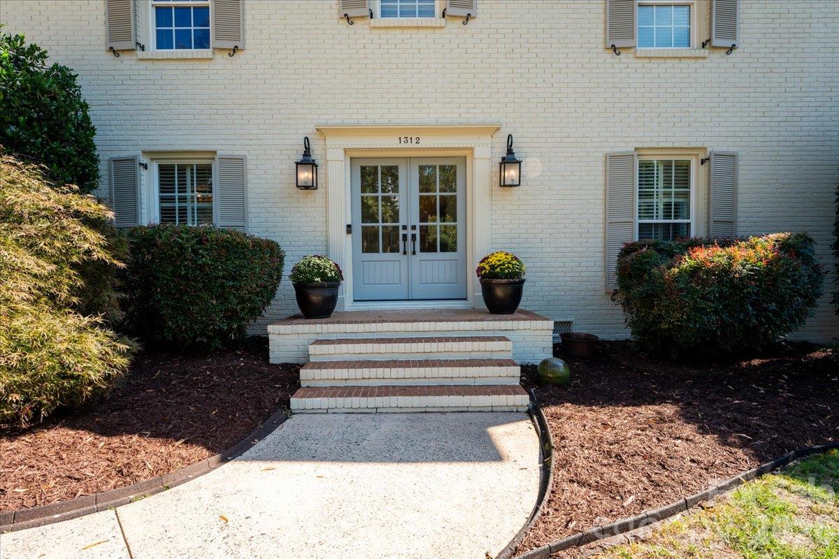 Single Family Residence at 1312 Redcoat Drive, Charlotte, photo 11 of 45