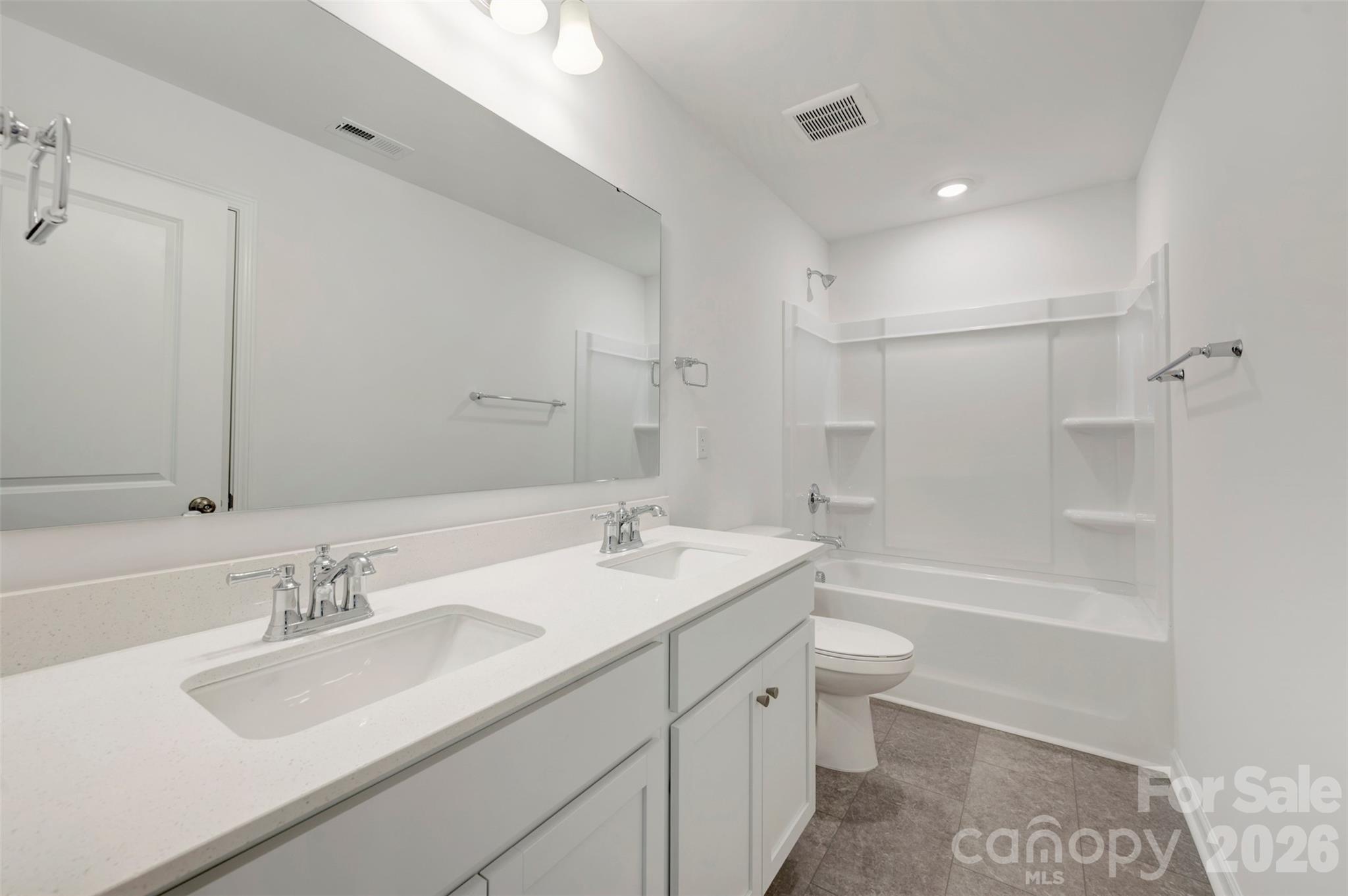 Secondary bathroom - 636 Willoughby Park Drive, Monroe