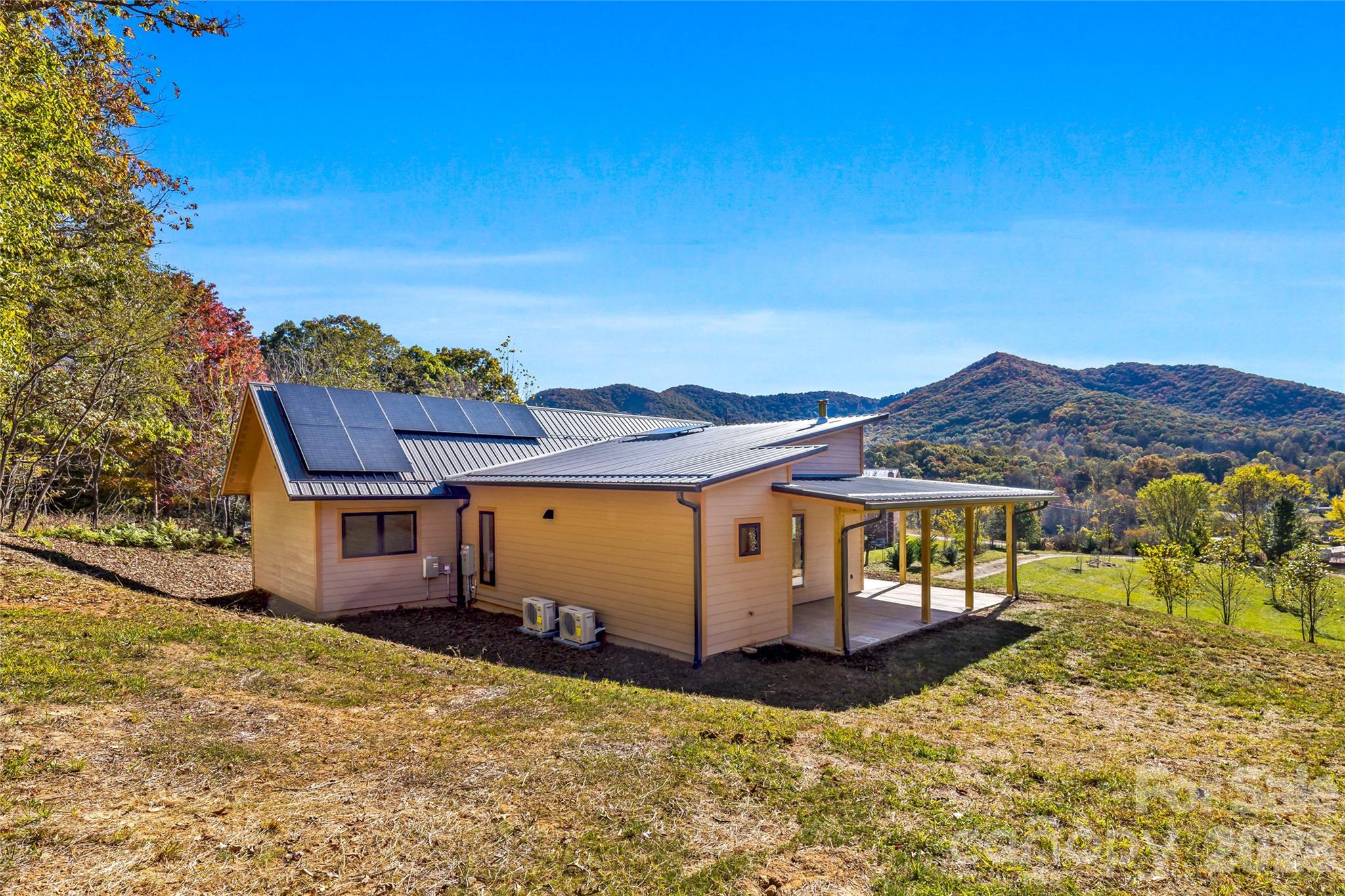 Solar-powered living with spectacular mountain views. - 205 Blue Moon Lane, Candler