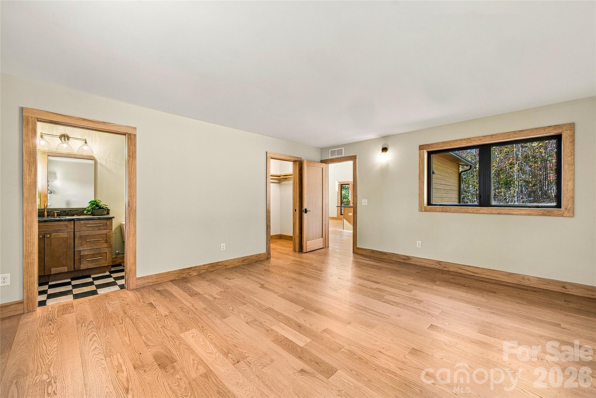 Spacious bedroom with convenient access to the bathroom. - 205 Blue Moon Lane, Candler