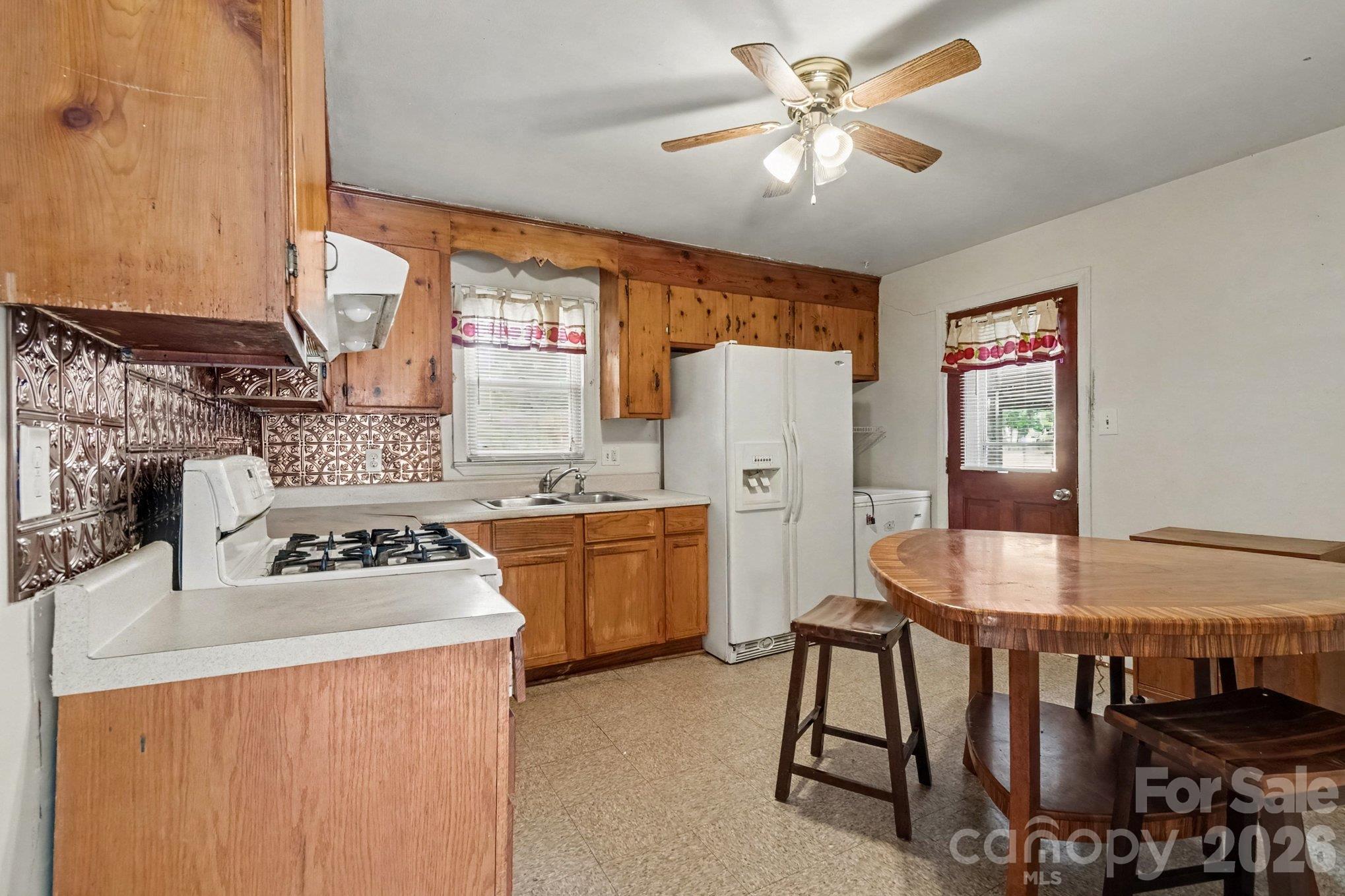 Single Family Residence at 2800 Parkmont Drive, Charlotte, photo 10 of 30
