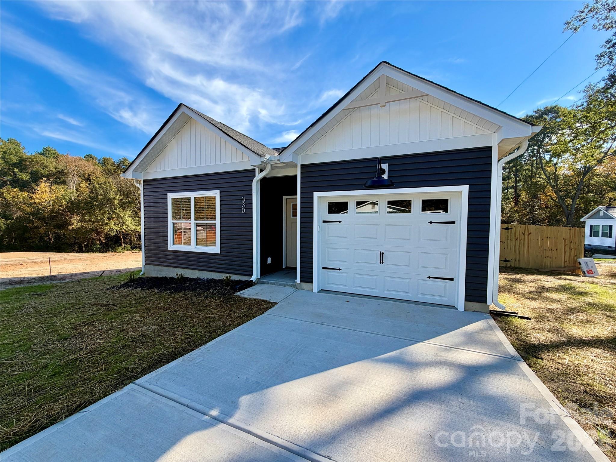 Single Family Residence at 330 S Davis Street, Dallas, photo 2 of 31