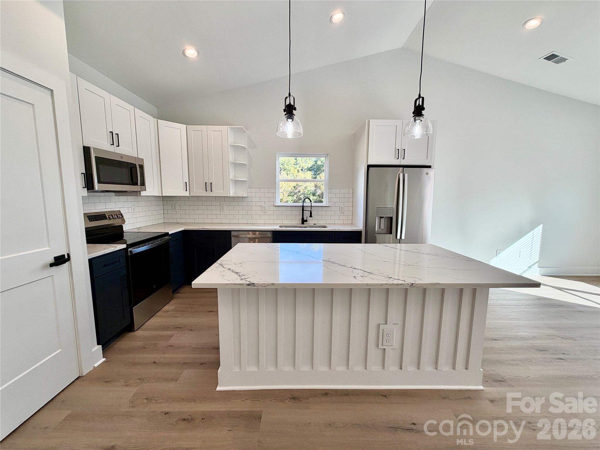Single Family Residence at 330 S Davis Street, Dallas, photo 12 of 31