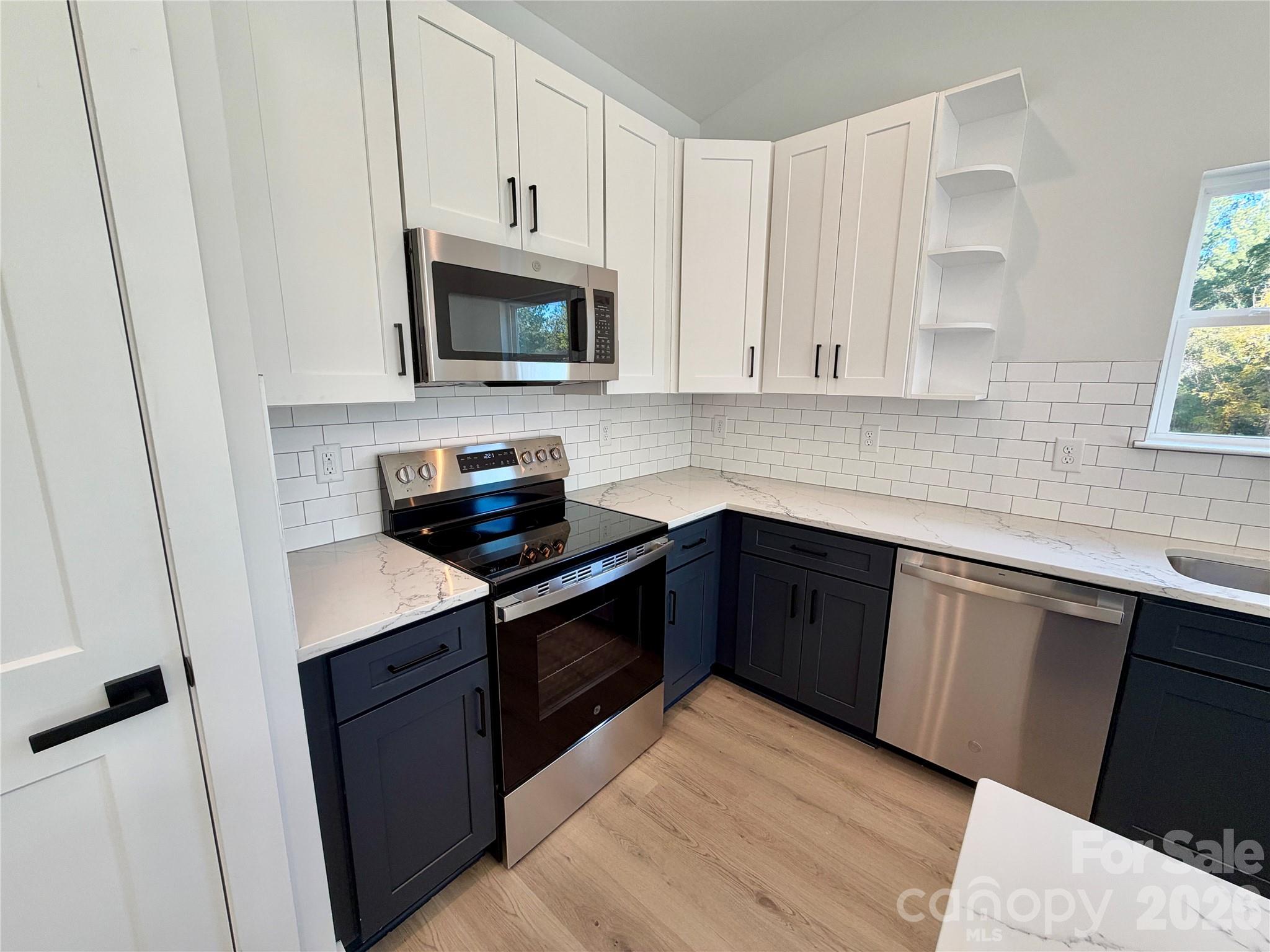 Single Family Residence at 330 S Davis Street, Dallas, photo 14 of 31