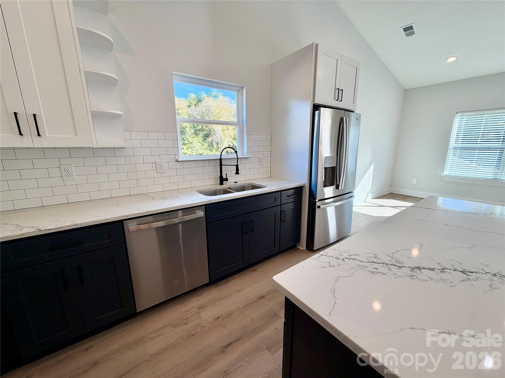 Single Family Residence at 330 S Davis Street, Dallas, photo 15 of 31