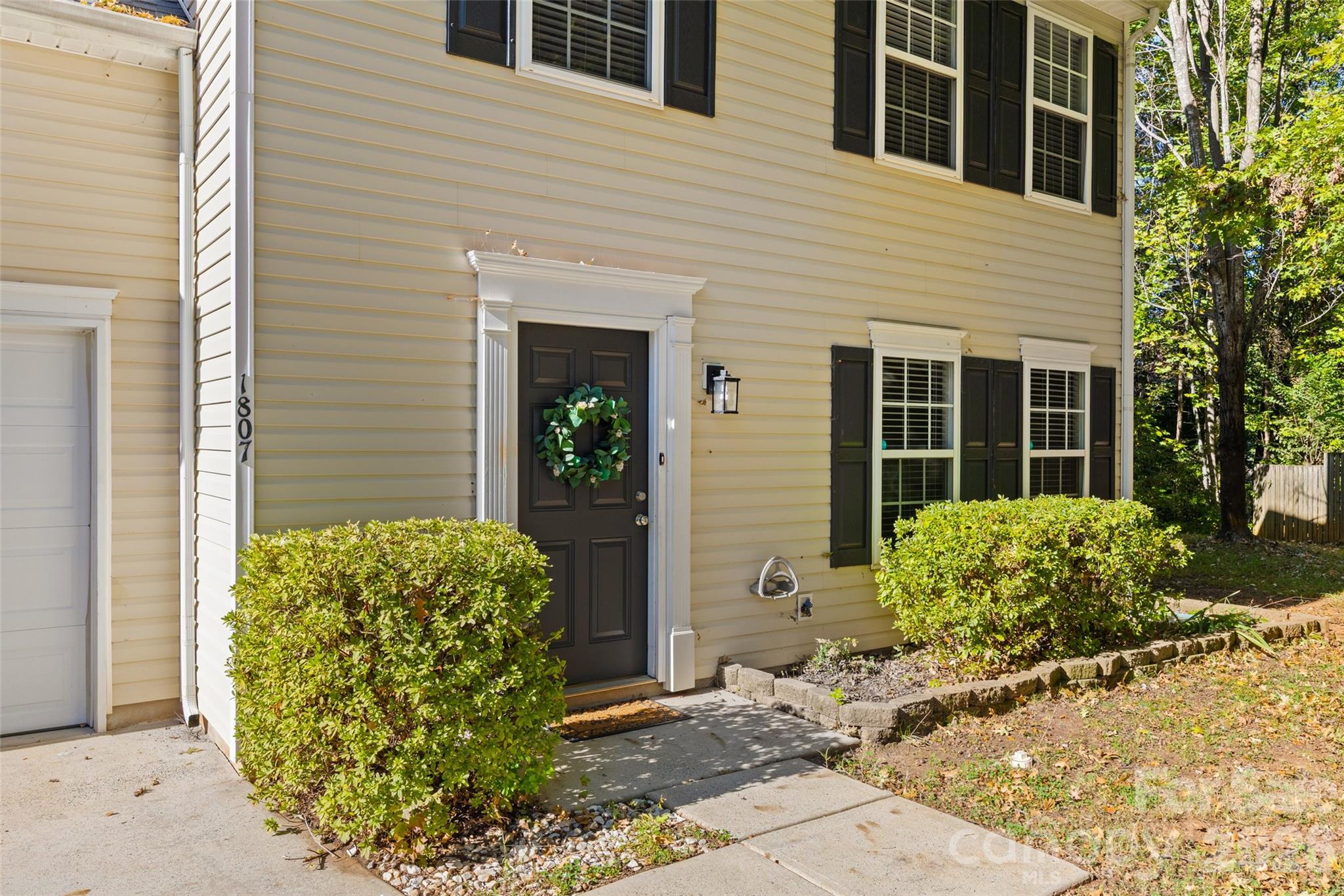 Single Family Residence at 1807 Endeavor Lane, Lake Wylie, photo 2 of 33
