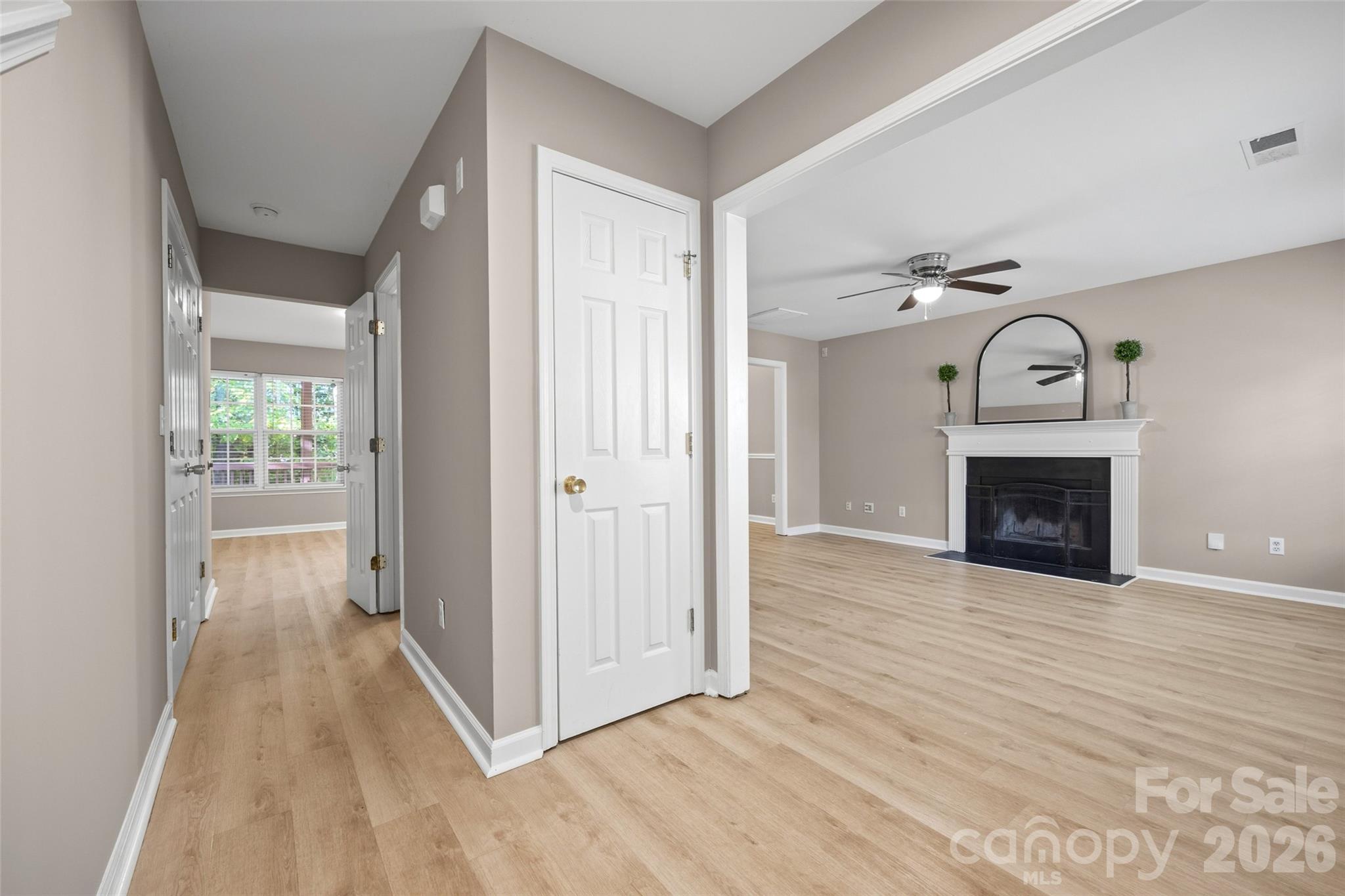 Single Family Residence at 1807 Endeavor Lane, Lake Wylie, photo 3 of 33