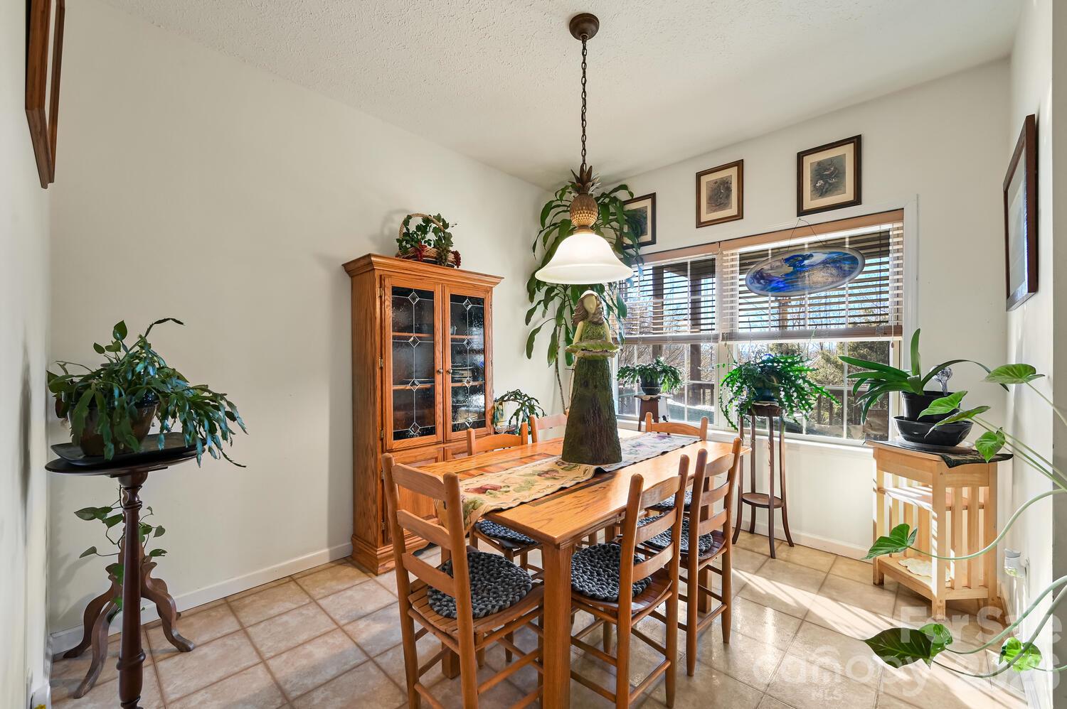 Large dining area faces the view - 2 Ruffed Grouse Drive, Weaverville