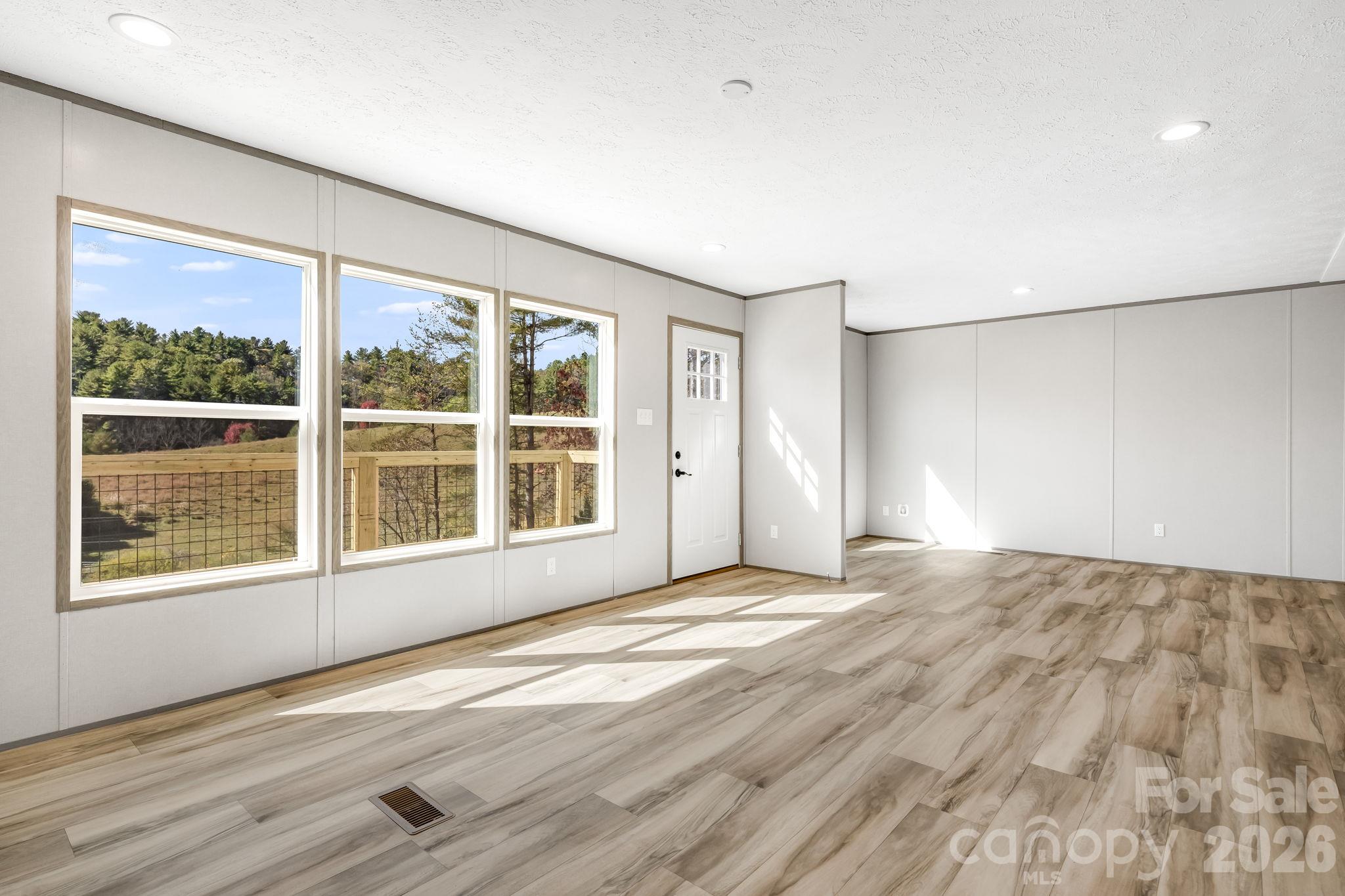 Single Family Residence at 109 Hunter Knoll, Marshall, photo 11 of 36