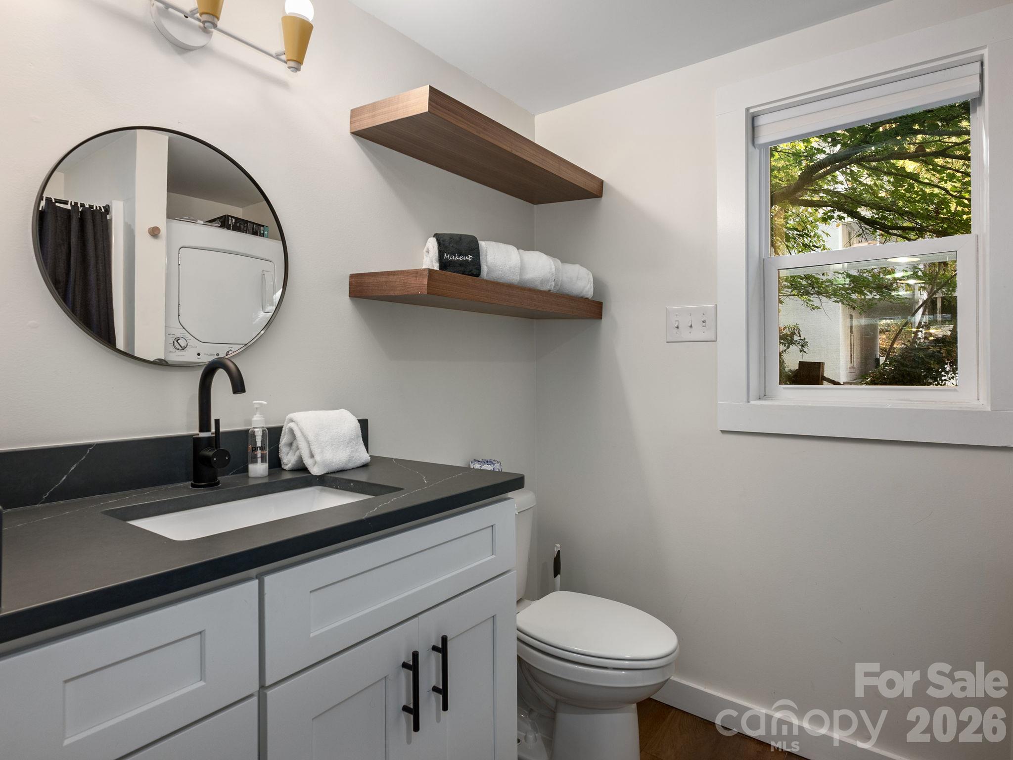 Full Bathroom - 1942 Memorial Highway, Lake Lure