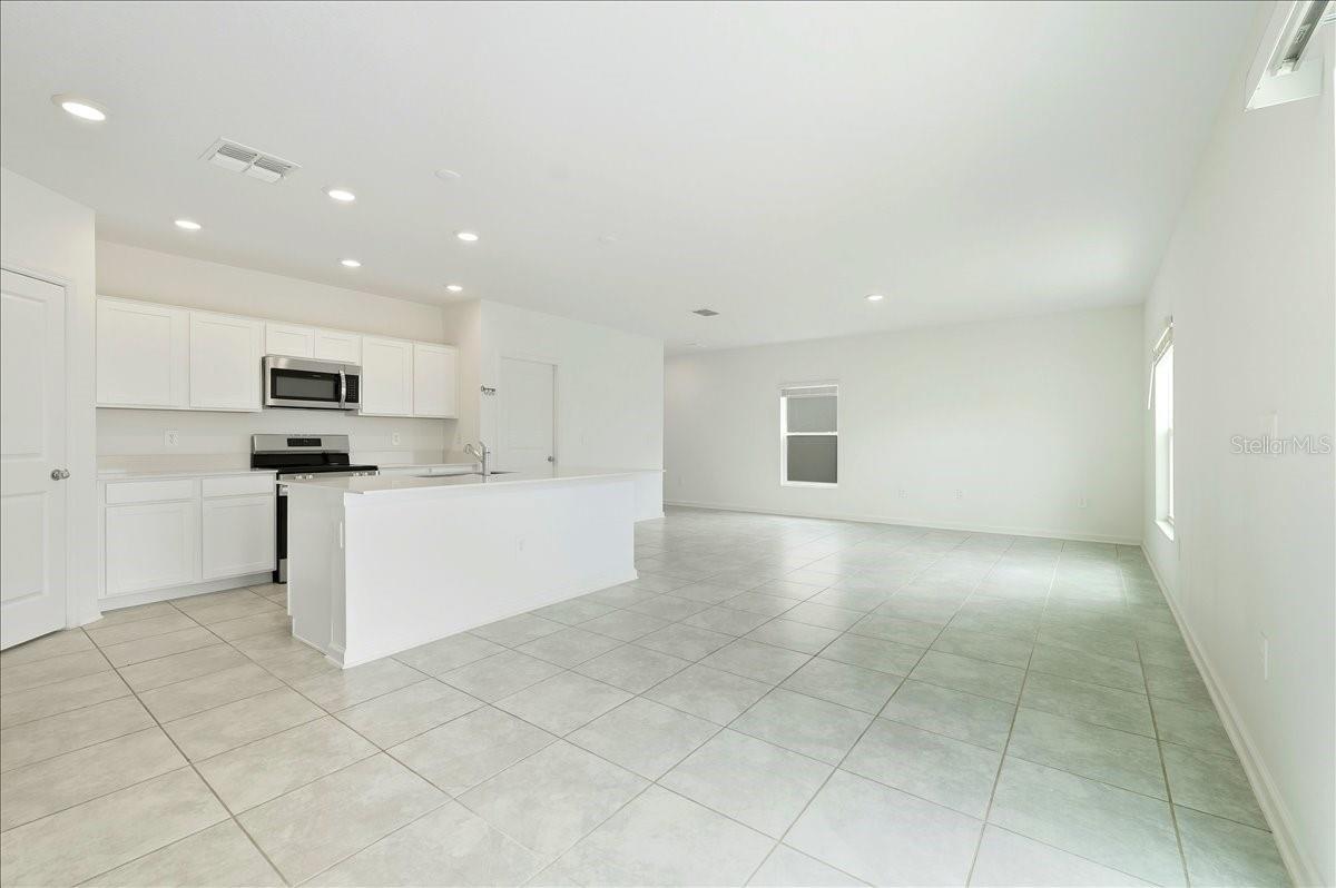 Single Family Residence at 1140 TYLER LOOP, WINTER HAVEN, photo 9 of 36
