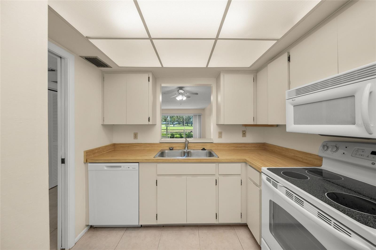 Condominium at 7860 PALM AIRE LN #105, SARASOTA, photo 9 of 42