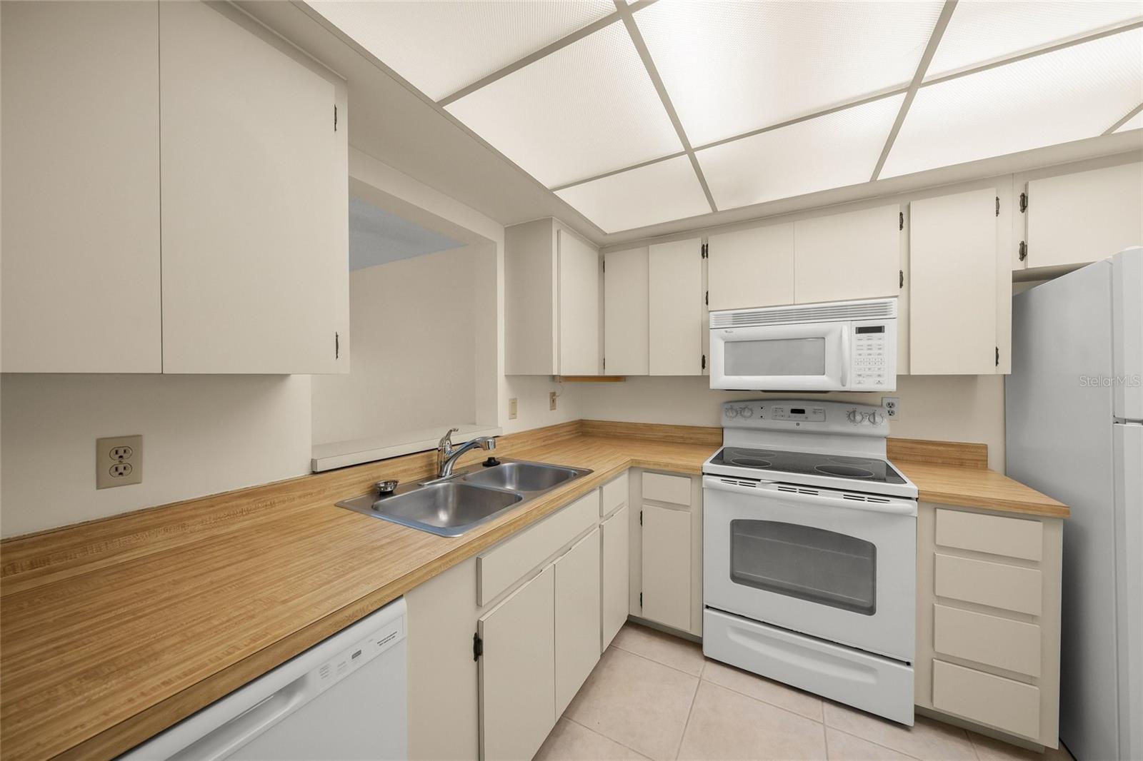 Condominium at 7860 PALM AIRE LN #105, SARASOTA, photo 10 of 42