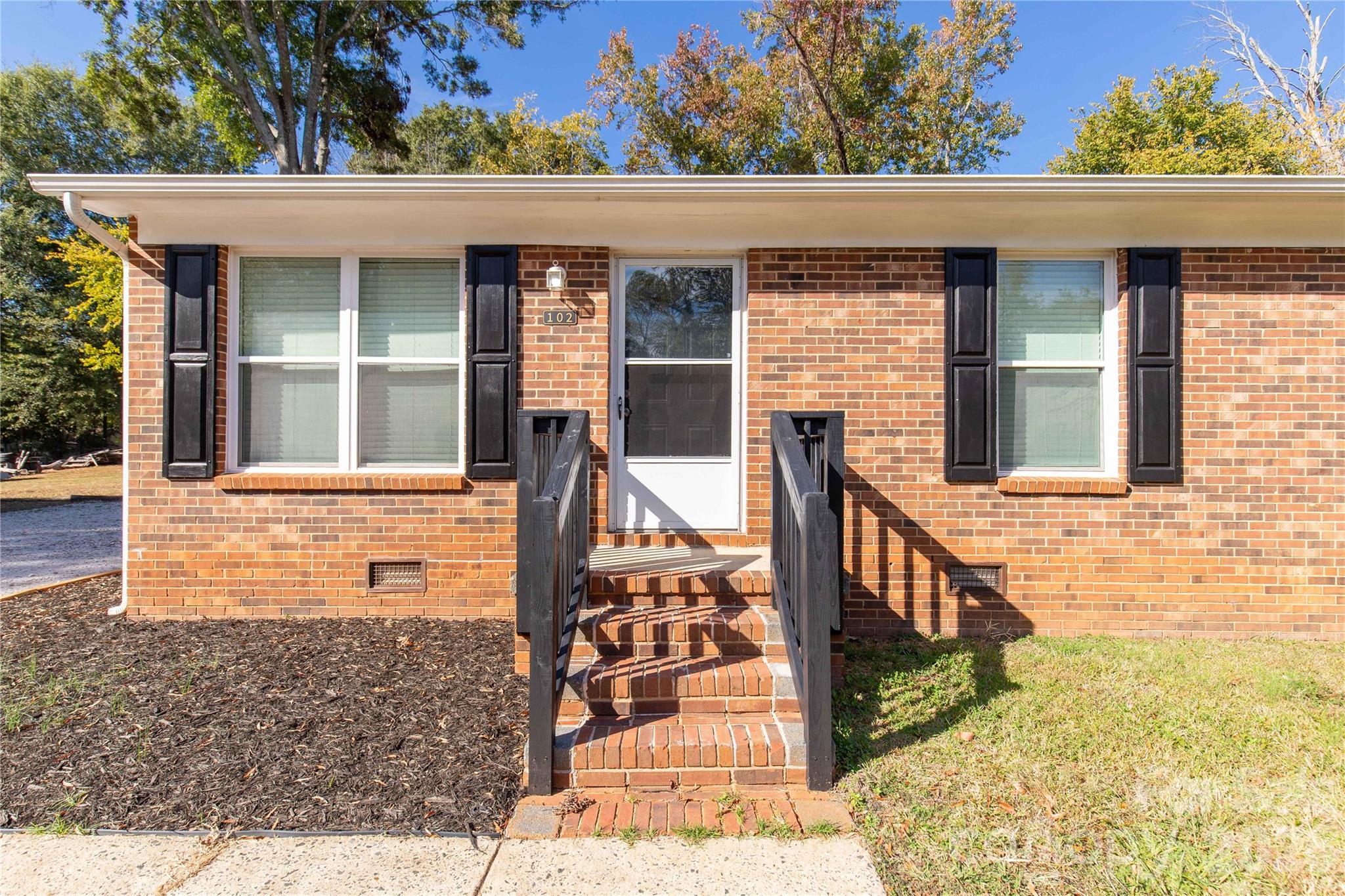 Single Family Residence at 102 Autumn Place, York, photo 2 of 28