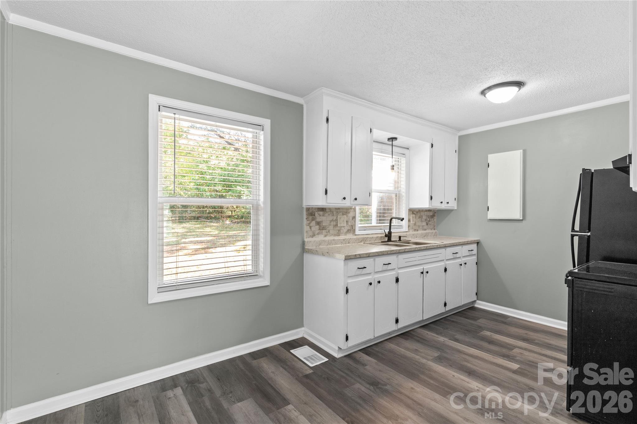Single Family Residence at 102 Autumn Place, York, photo 7 of 28
