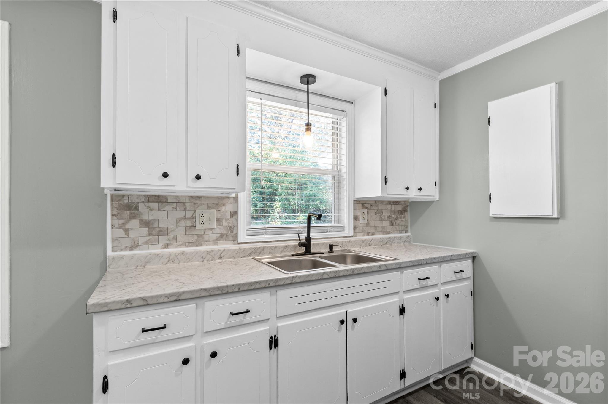 Single Family Residence at 102 Autumn Place, York, photo 9 of 28