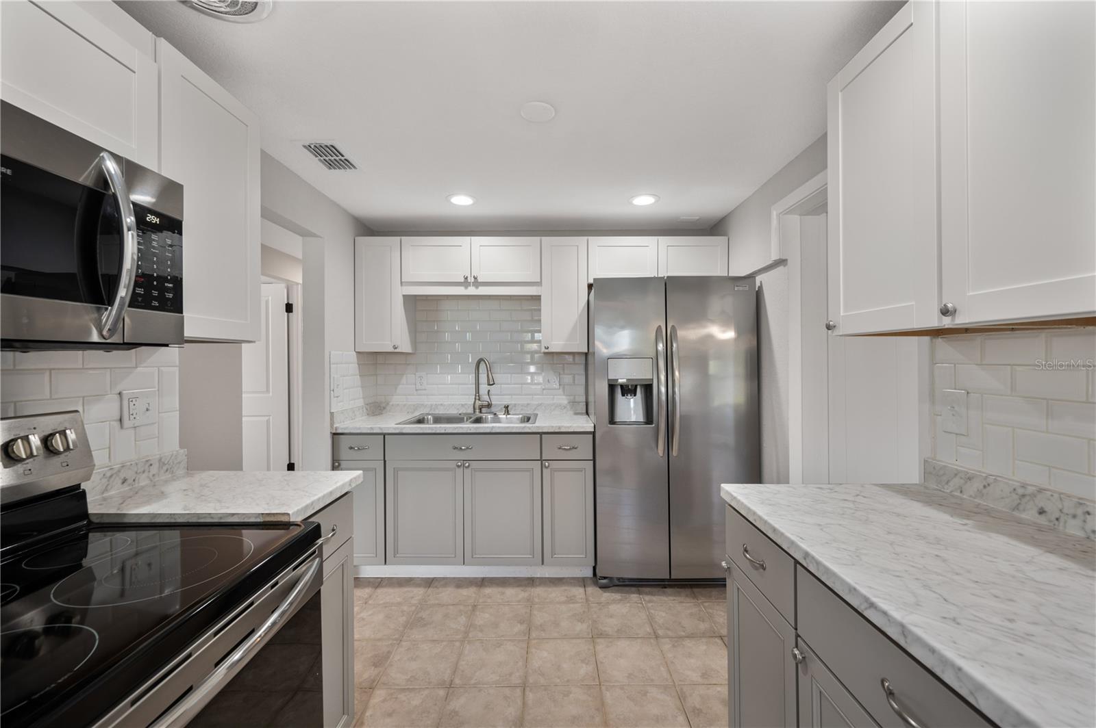 Single Family Residence at 306 BASSEDENA CIR N, LAKELAND, photo 2 of 28