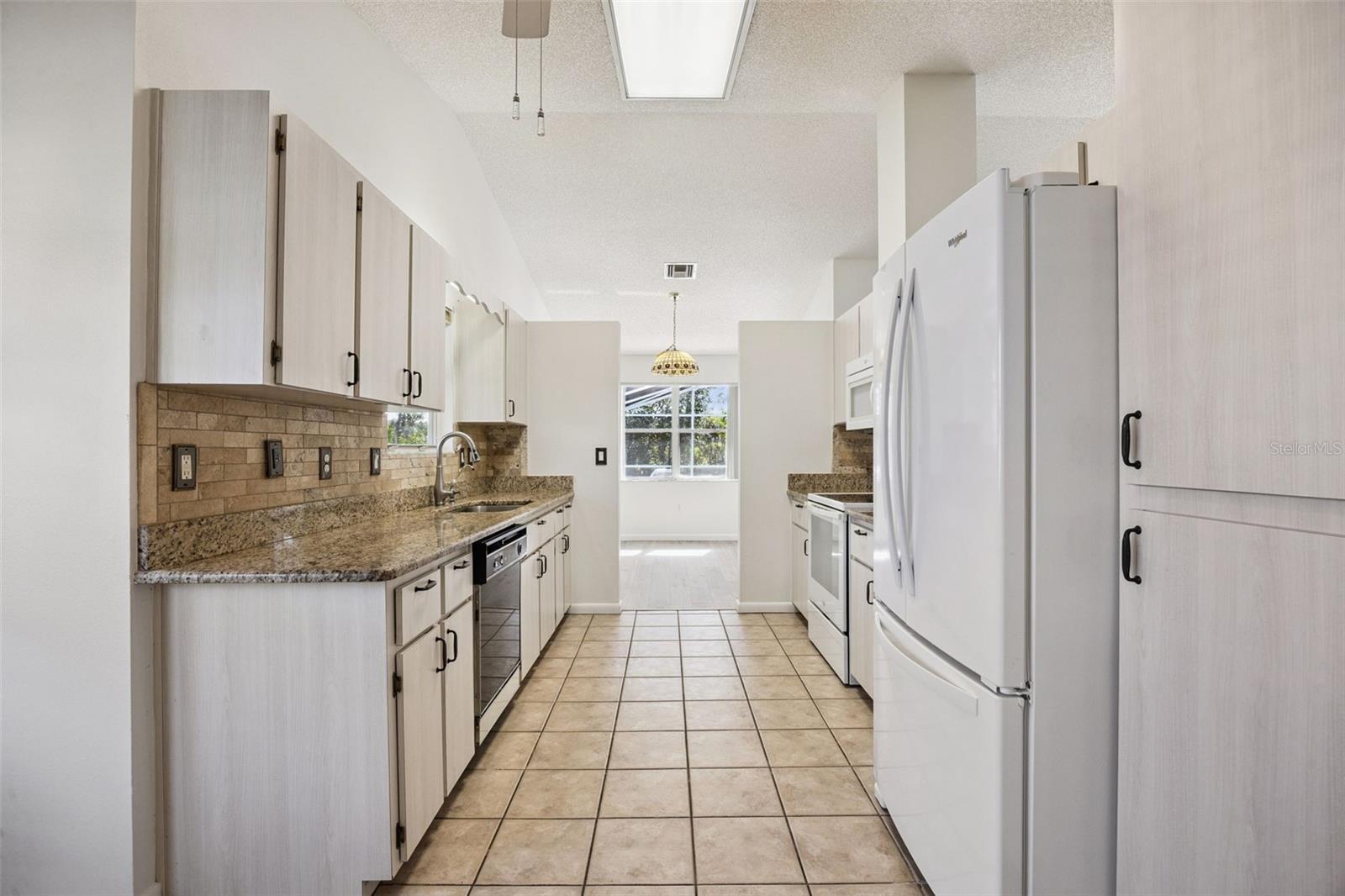 Single Family Residence at 26233 NEWCOMBE CIR, LEESBURG, photo 13 of 80