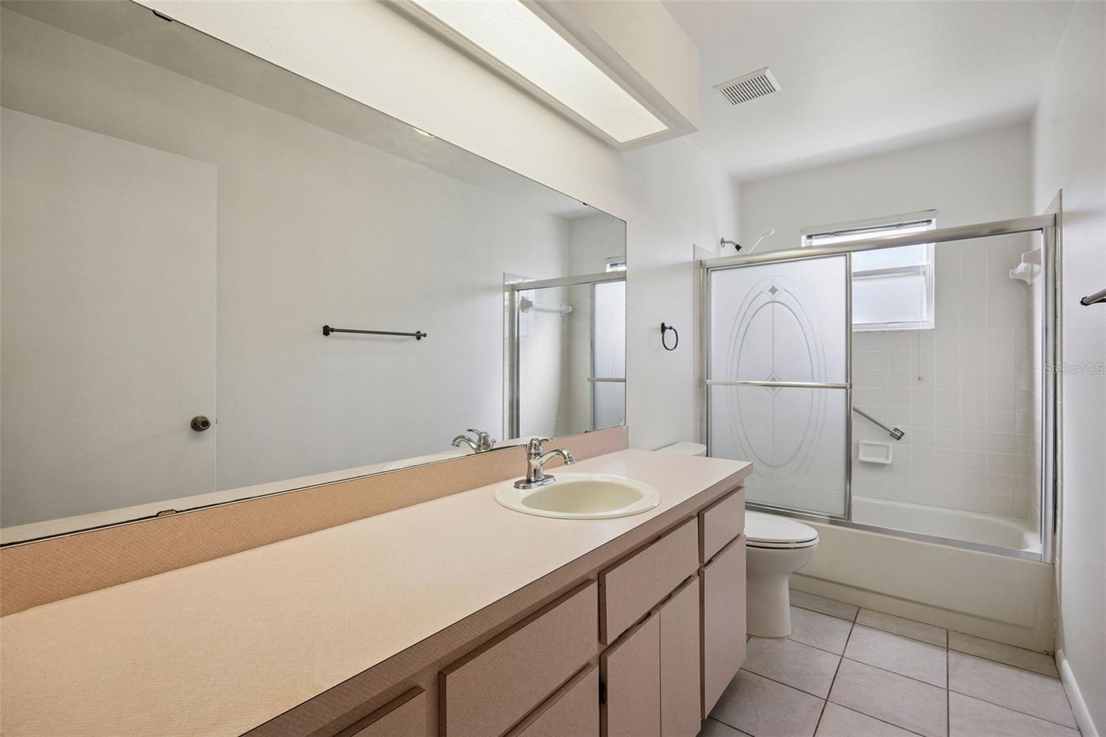 Guest bath - 26233 NEWCOMBE CIR, LEESBURG
