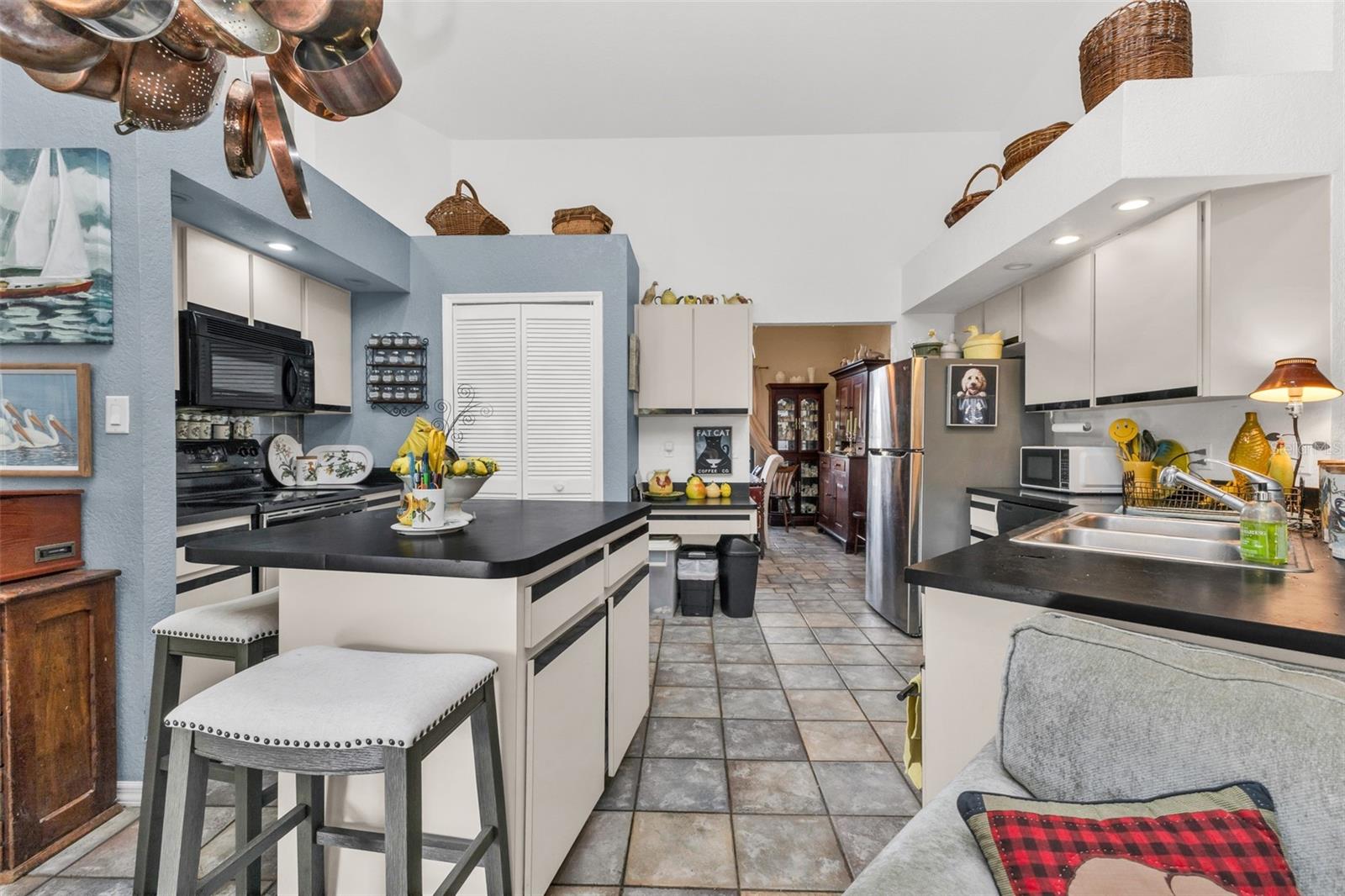 KITCHEN WITH MOVEABLE ISLAND - 1360 INVERNESS ST, PORT CHARLOTTE