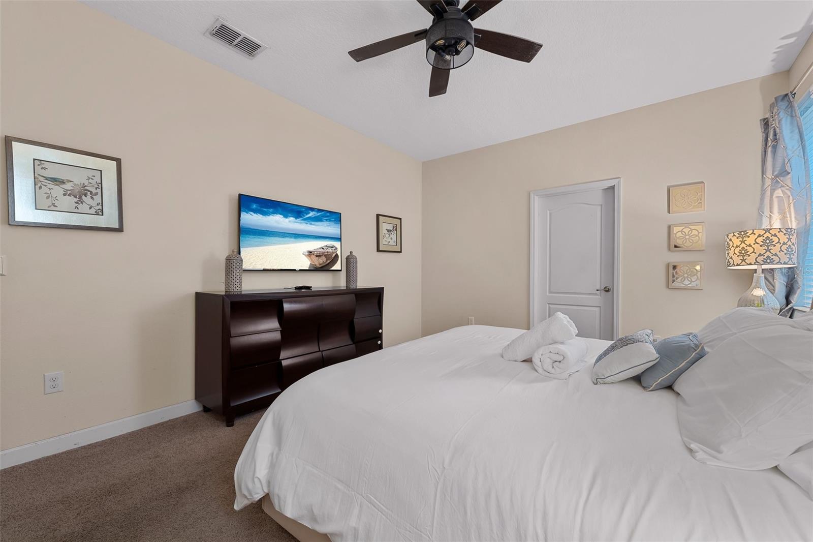 First-Floor Primary Suite with King Bed, Ceiling Fan and Flat-Screen Television - 1520 MOON VALLEY DR, DAVENPORT