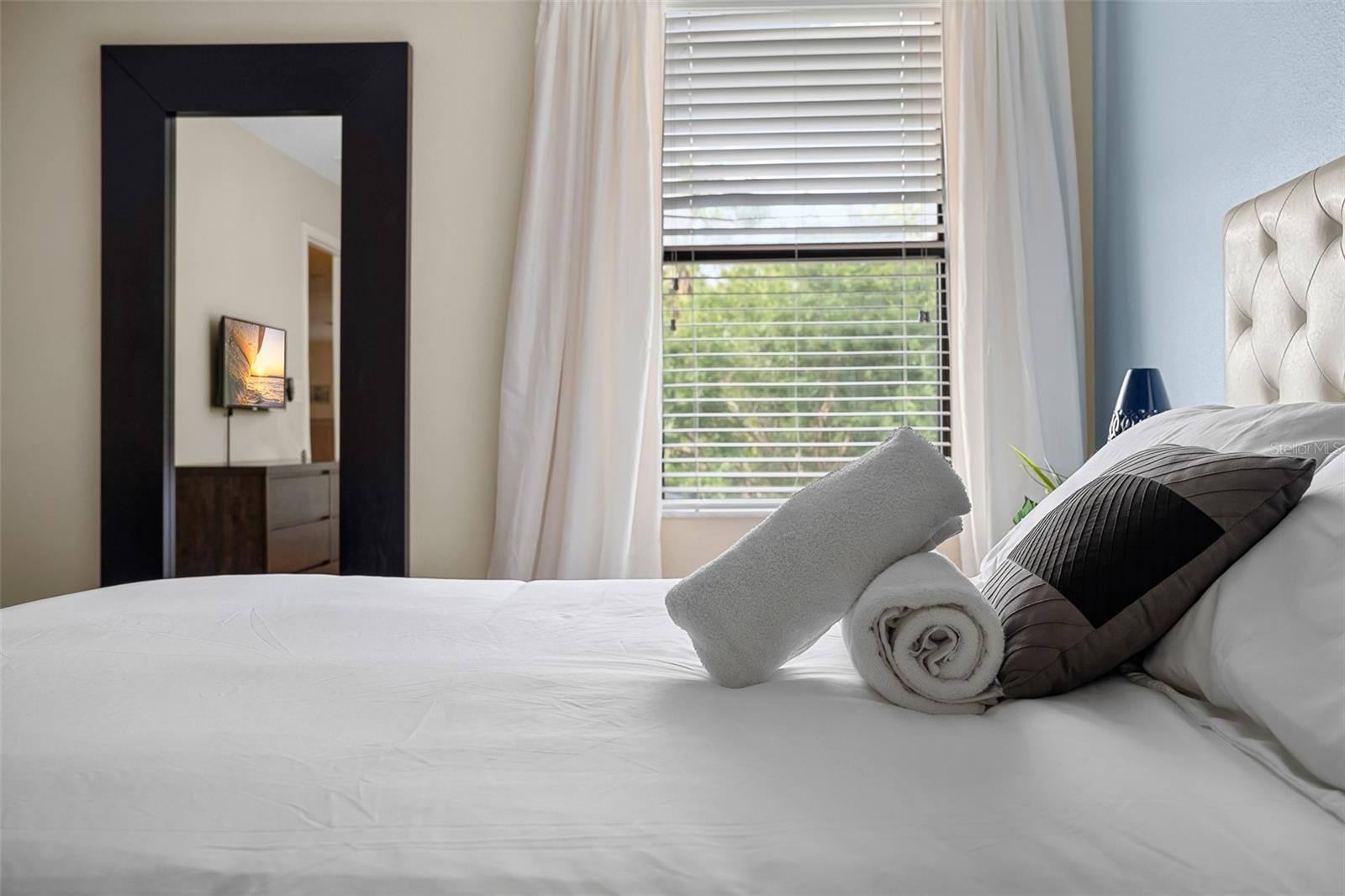 Guest Bedroom with Queen Bed, Natural Light and Relaxed Coastal Details - 1520 MOON VALLEY DR, DAVENPORT