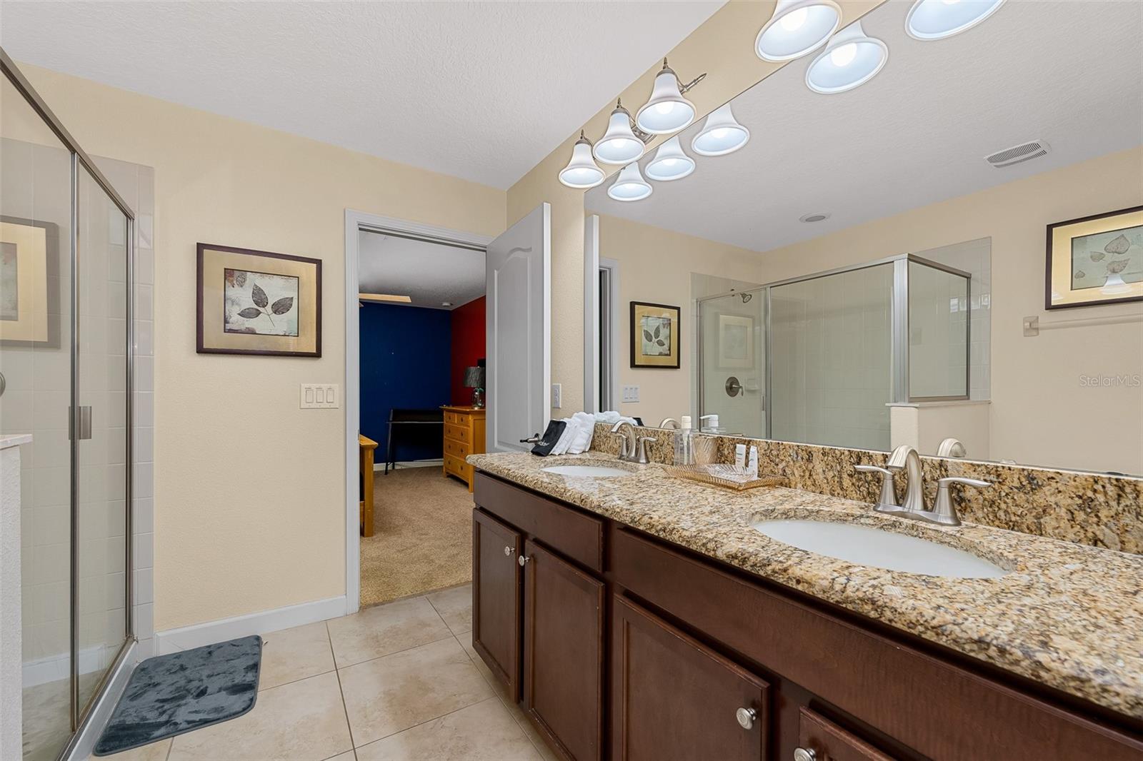 Full Guest Bathroom with Granite Vanity and Glass-Enclosed Shower - 1520 MOON VALLEY DR, DAVENPORT