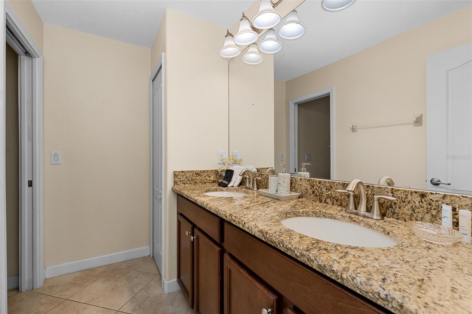 Guest Bathroom Featuring Granite Countertops, Double Vanity and Generous Counter Space - 1520 MOON VALLEY DR, DAVENPORT