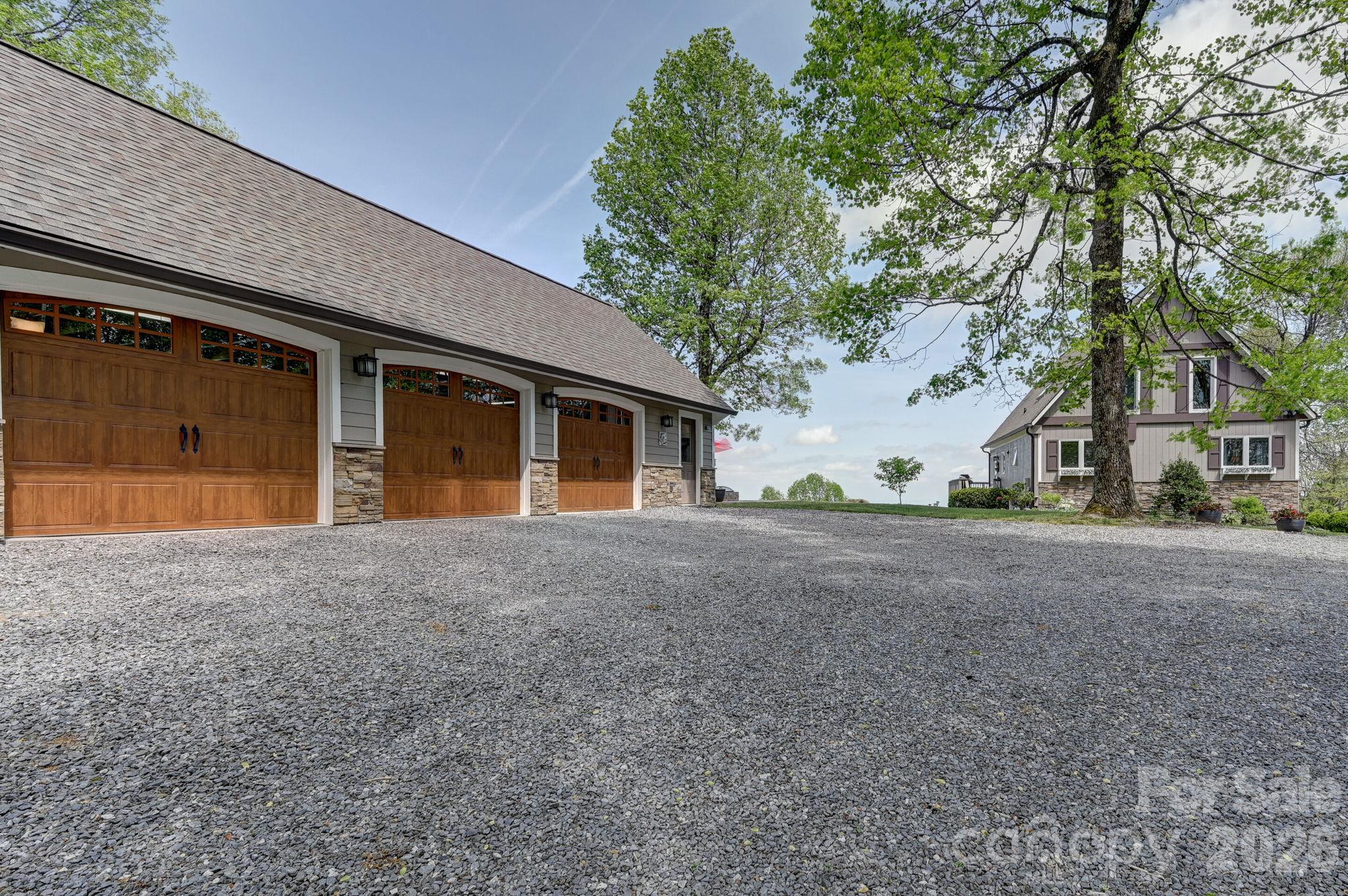 Triple Garage with a huge storage loft - 107 Fawns Rest None, Black Mountain
