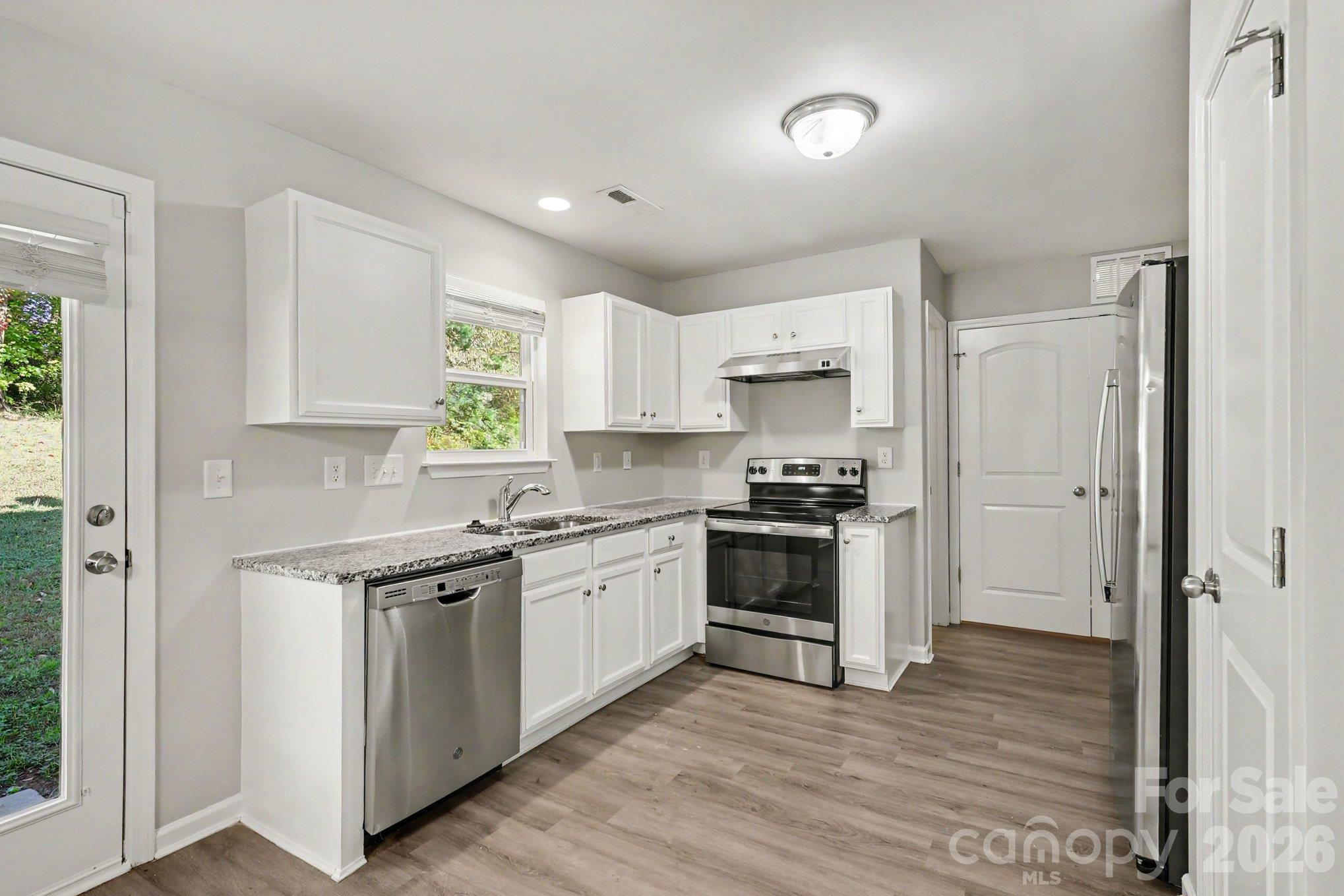 Single Family Residence at 634 Stillgreen Lane, Charlotte, photo 8 of 19
