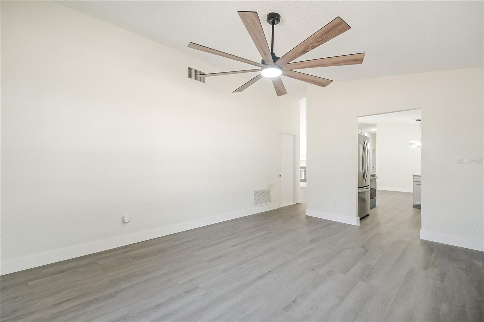 Single Family Residence at 109 N FAULKNER AVE, LEESBURG, photo 7 of 39