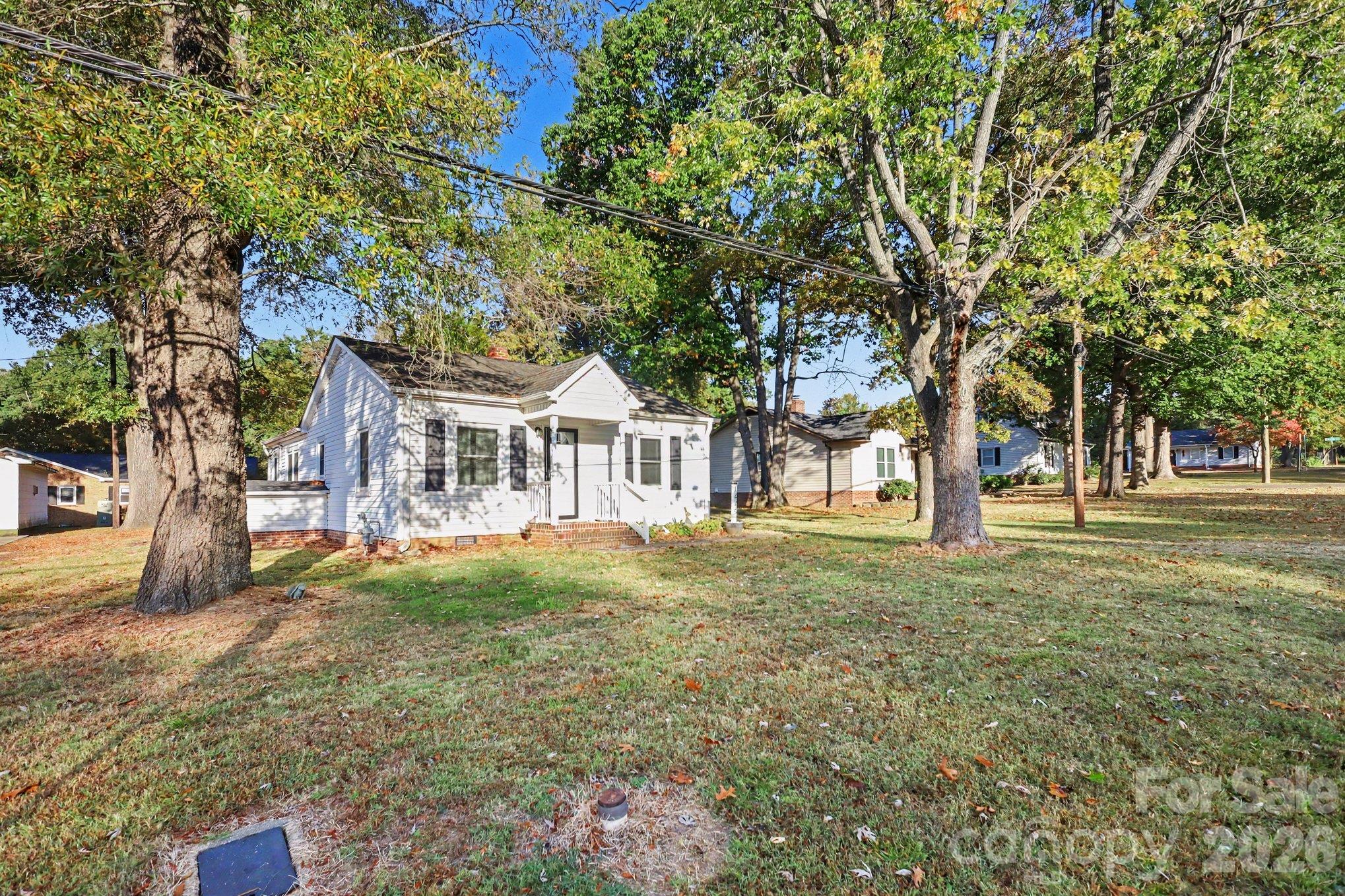Single Family Residence at 1445 Midlake Road, Kannapolis, photo 3 of 31