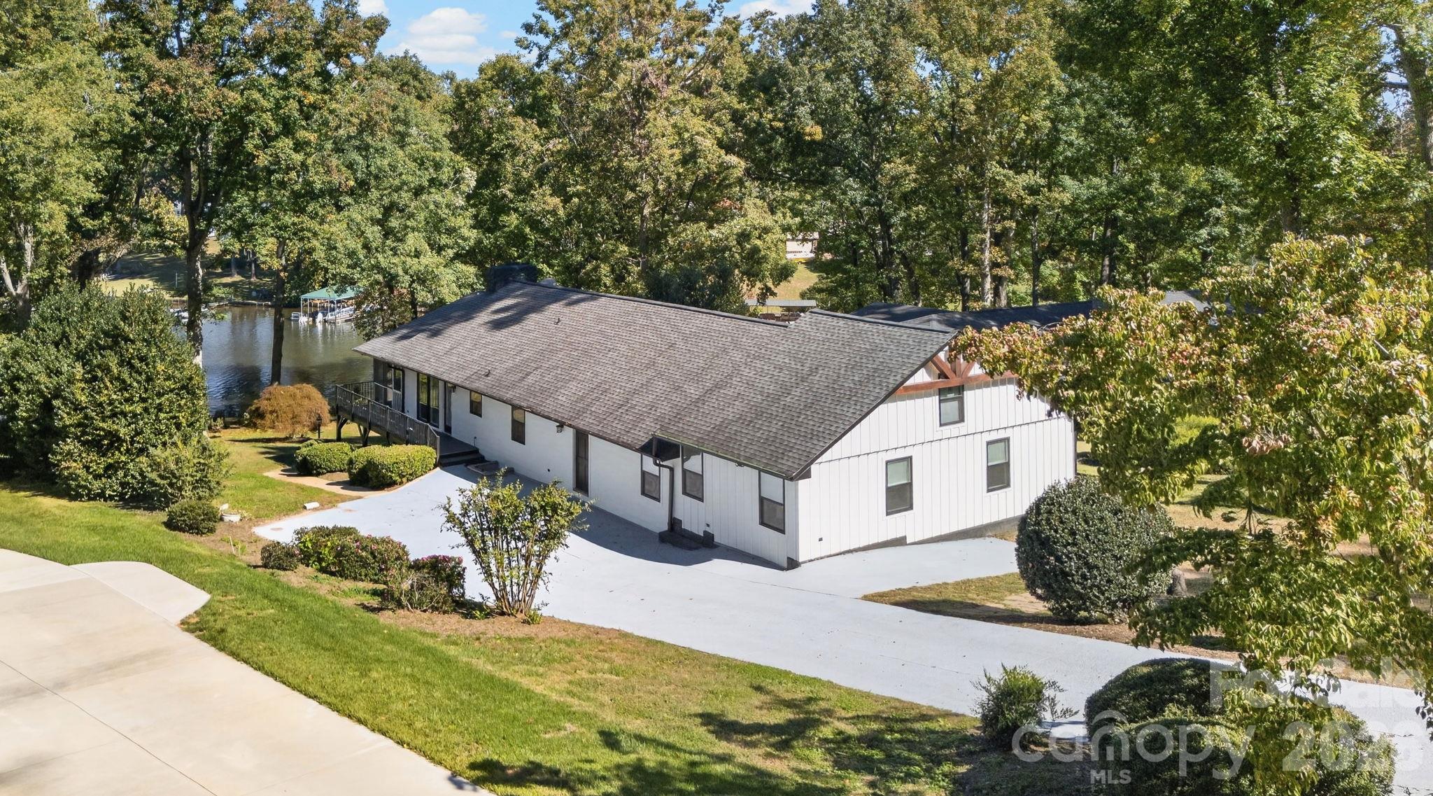 120 Lake Bowen Drive