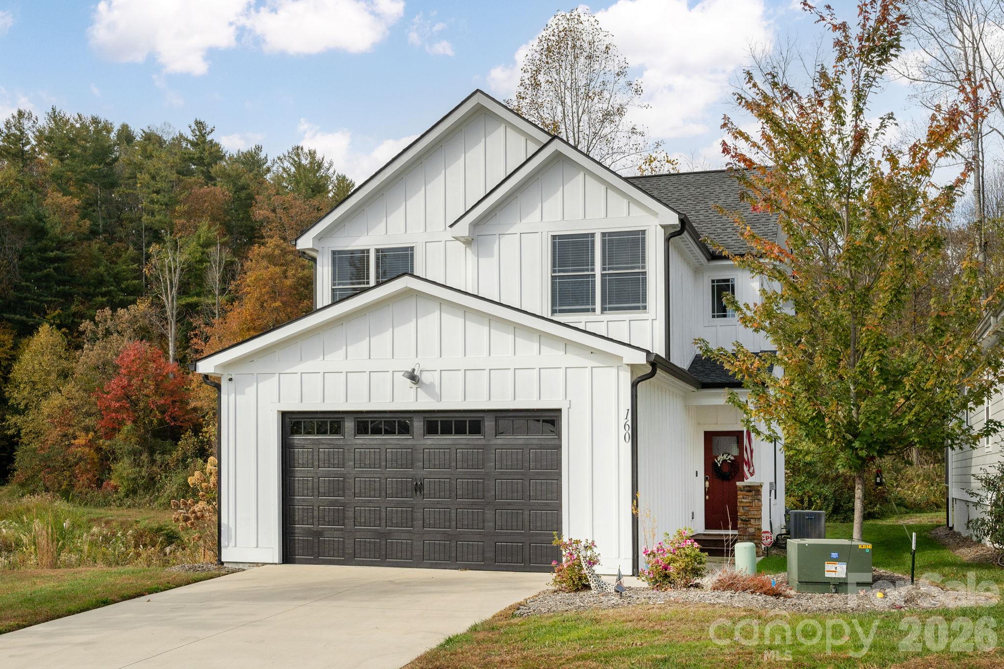 Single Family Residence at 160 Leyland Circle, Hendersonville, photo 2 of 19