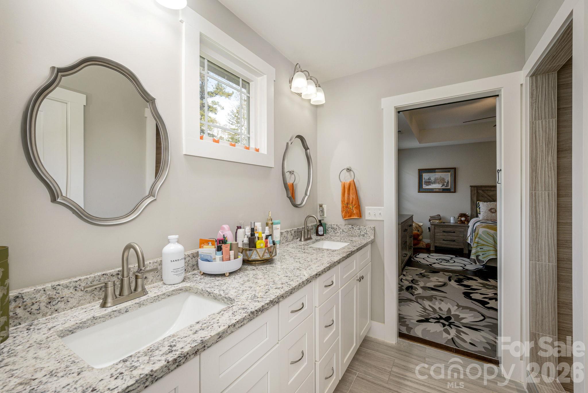 Single Family Residence at 160 Leyland Circle, Hendersonville, photo 3 of 19