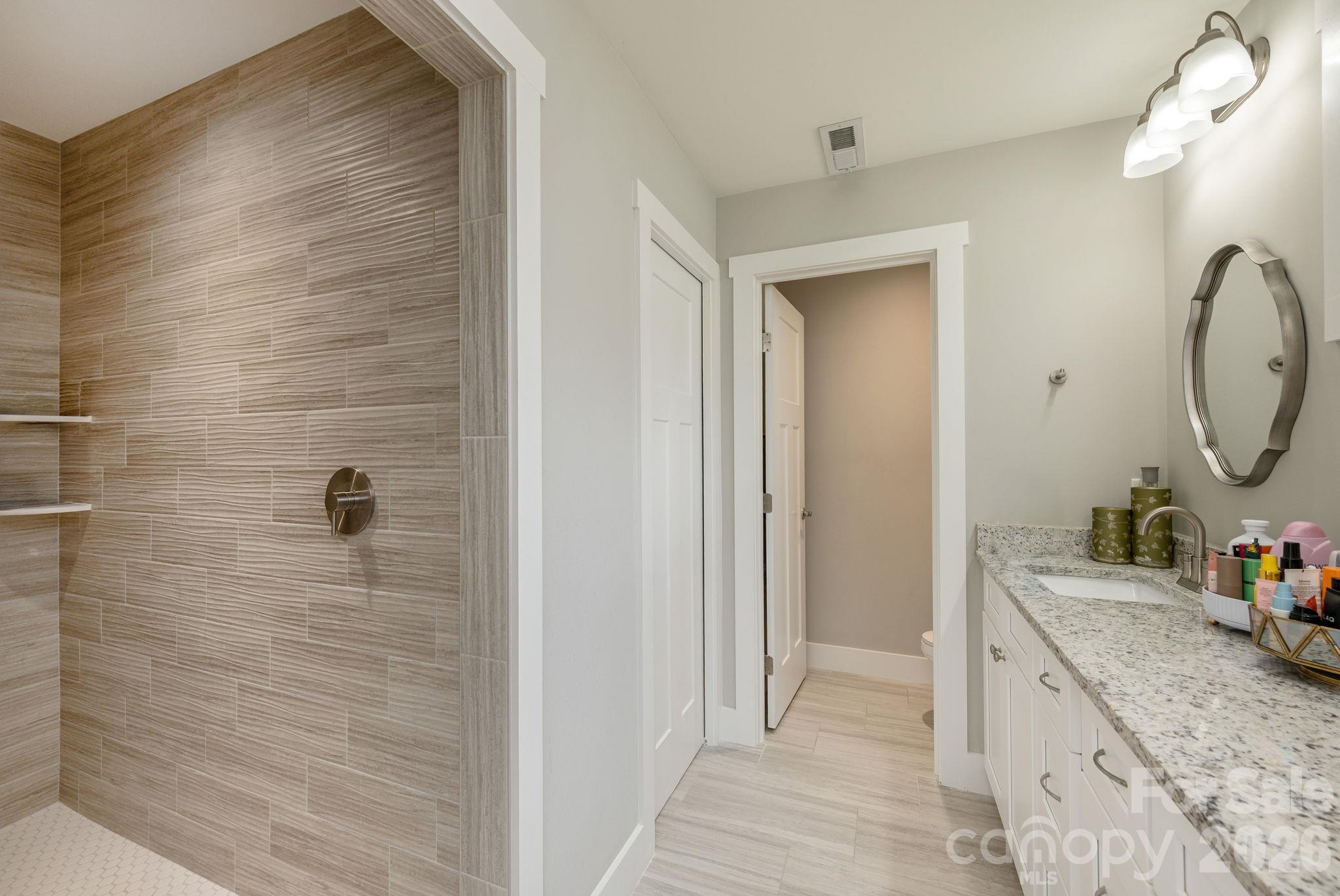 Single Family Residence at 160 Leyland Circle, Hendersonville, photo 4 of 19